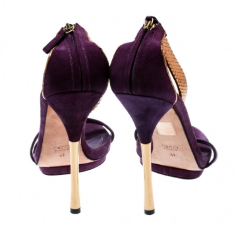 Gucci Sandales Kelis à lanières en daim violet et python métallisé taille 41 Pour femmes en vente