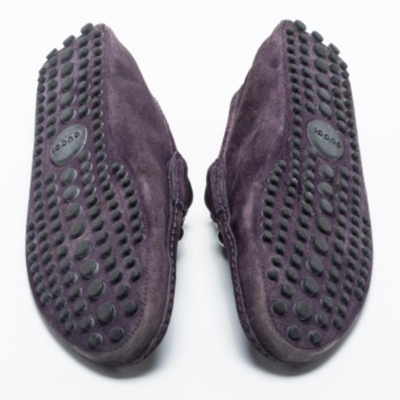 Incorporate an element of class into your ensemble with these loafers from the House of Gucci. They are crafted using purple suede on the exterior and feature an easy slip-on style. A silver-toned Horsebit is perched atop the vamps. These loafers