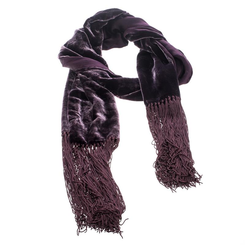 Styled with tassel details on the edges, this stole from Gucci features a smooth, purple velvet and satin body adorned by the Guccissima pattern all over. It is designed with a long length and will look great when styled over contrasting colours for