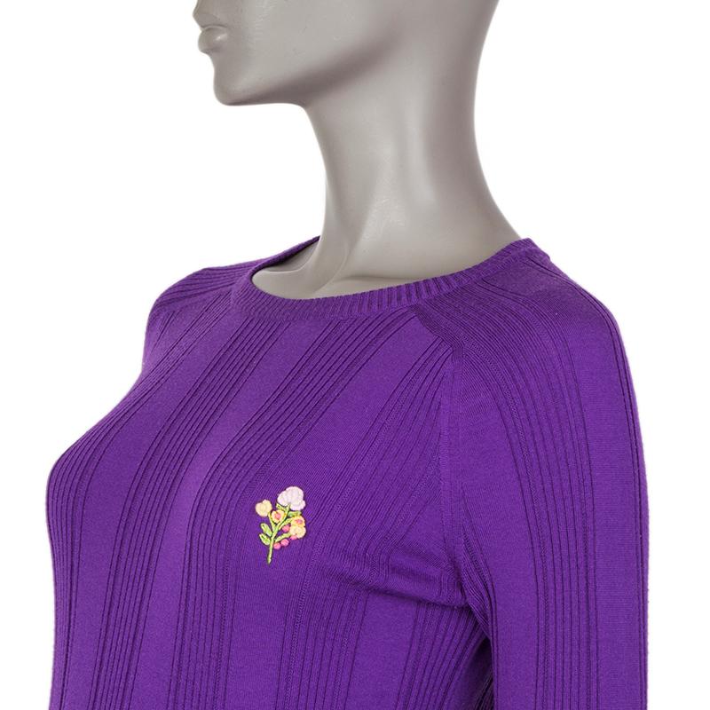 Gucci light ribbed sweater in purple wool (100%) with a crew neck, long sleeves, and flower bouquet embroidery on the front. Unlined. Has been worn and is in excellent condition.

Tag Size S
Size S
Shoulder Width 39cm (15.2in)
Bust 82cm (32in) to