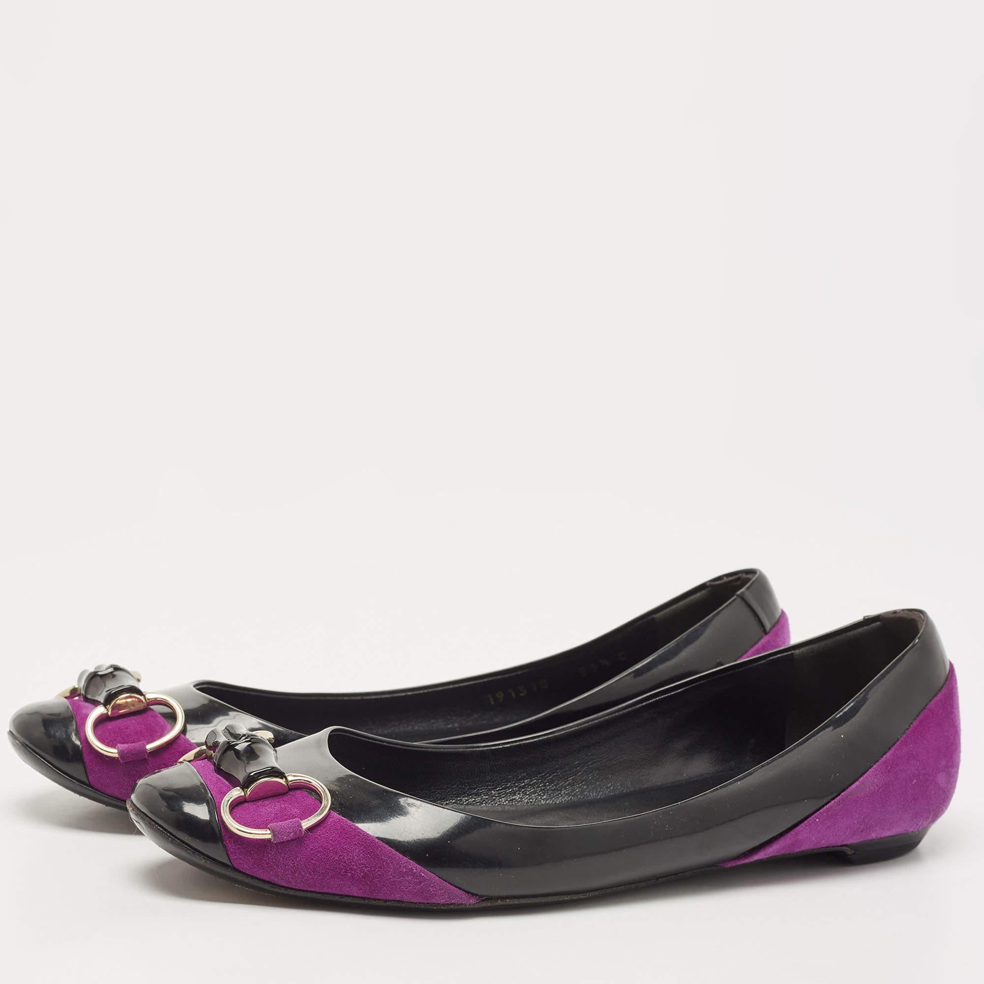 Questo paio di scarpe basse di Gucci combinano comfort e stile. Realizzate in vernice nera e camoscio viola, hanno la punta arrotondata e motivi Horsebit con bambù sulla tomaia. Questo paio può essere abbinato a un abbigliamento casual.