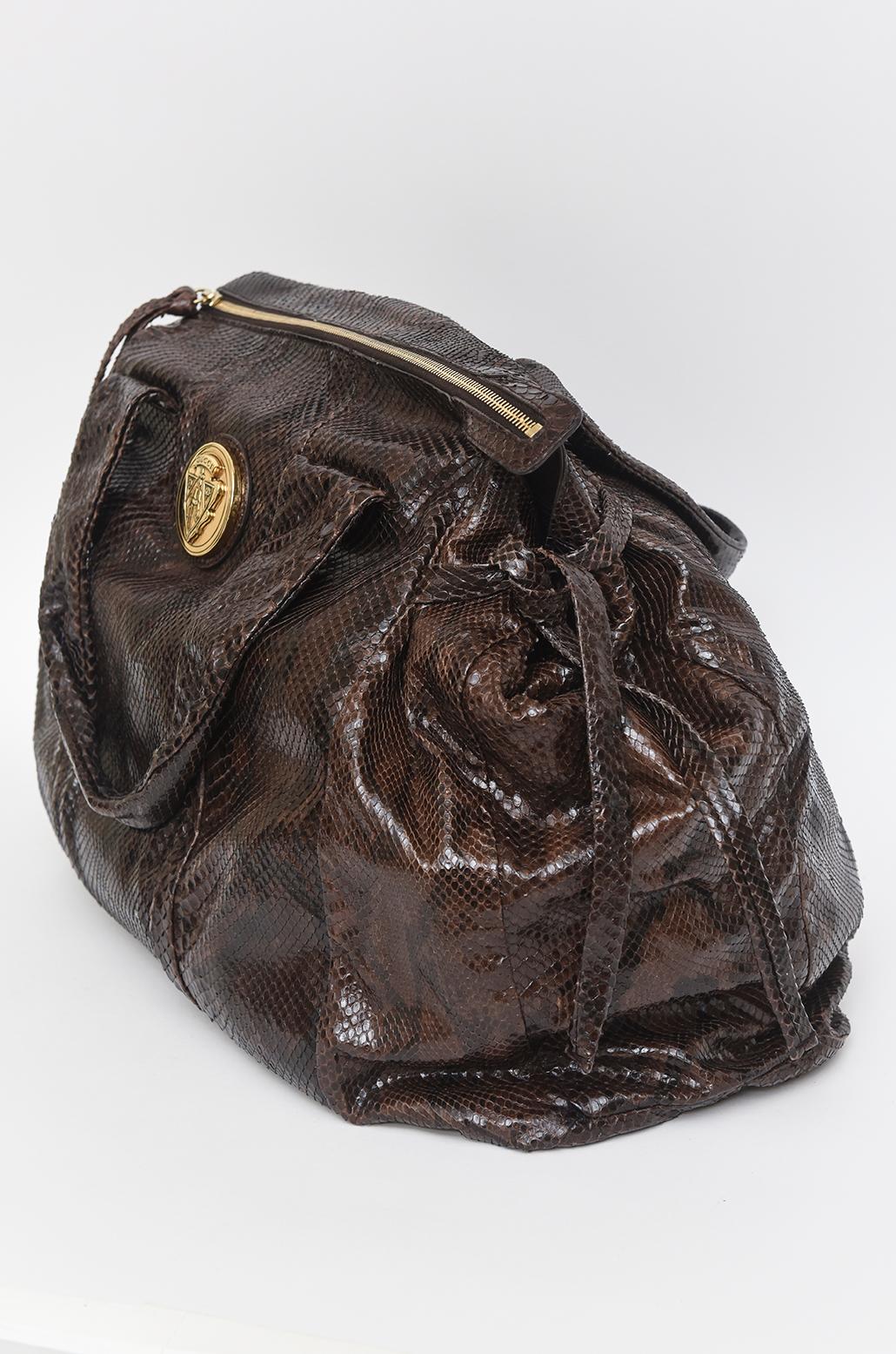 Ce grand sac Gucci en python peut également être utilisé comme sac de voyage. Il s'agit d'une poignée supérieure. Le python est un mélange de noir et de brun. Cela a été fait entre 2004 et 2006. Il est livré avec le plumeau et la boîte d'origine. Le
