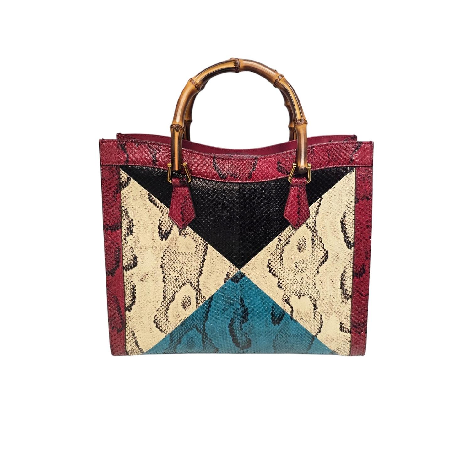 Prova il lusso e la raffinatezza con questa Tote Diana Bamboo in pitone di Gucci, realizzata in Italia. Il materiale in pelle di serpente multicolore è completato dai manici in bambù e dalle finiture dorate. Questa tote è dotata di chiusura