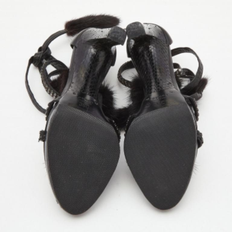 Sandalias tobilleras Gucci de piel de pitón y piel de visón con adornos de cristal talla 36 Negro en venta