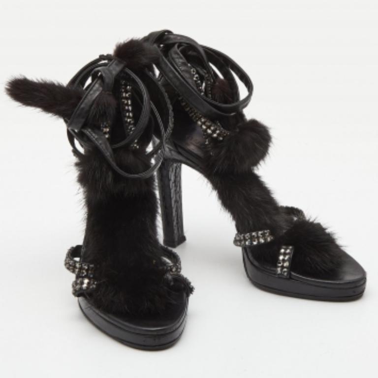 Sandalias tobilleras Gucci de piel de pitón y piel de visón con adornos de cristal talla 36 en venta 1