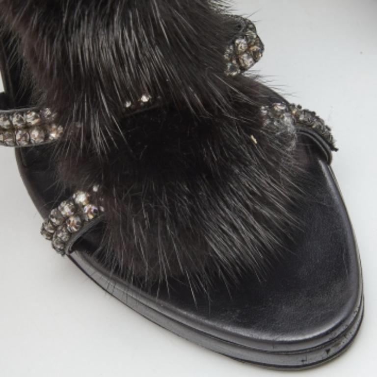 Sandalias tobilleras Gucci de piel de pitón y piel de visón con adornos de cristal talla 36 en venta 2