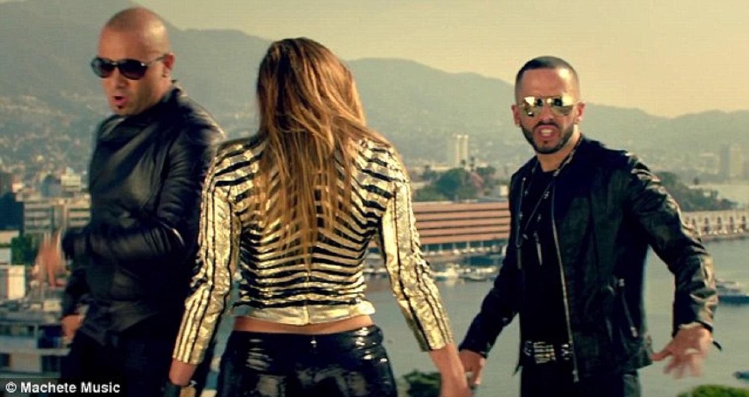 Gucci Python Runway Black Gold Jacket as seen on JLO *Follow the Leader* song S For Sale 2