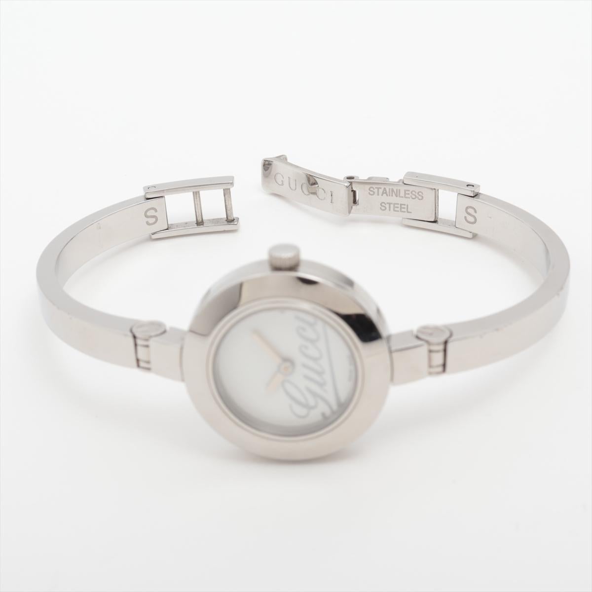 Genuine Gucci Watch 

Bangle Design. Silver Tone.

105 Reference number.

Silver White Tone with Gucci Logo White Dial


Condition: New battery. 


Details:
26mm round Case