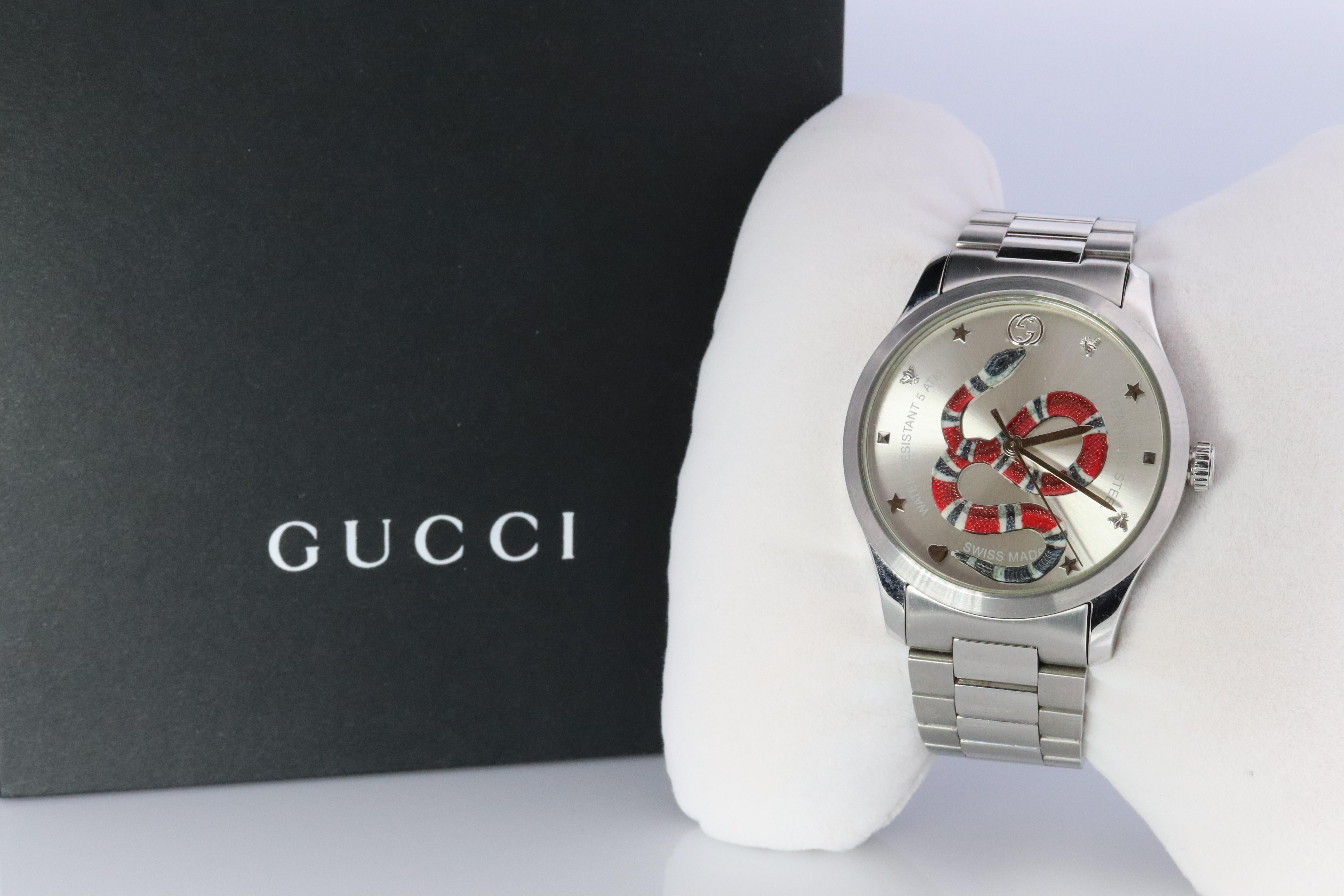 Echte Gucci Uhr.

G Zeitloses rotes Schlangenzifferblatt.

126.4 Referenznummer. 
0731903457911 UPC



Zustand: Neue Batterie. Ausgezeichneter bis neuwertiger Zustand. Kommt mit original Box und Papieren. 


Einzelheiten:
38mm rundes Gehäuse.