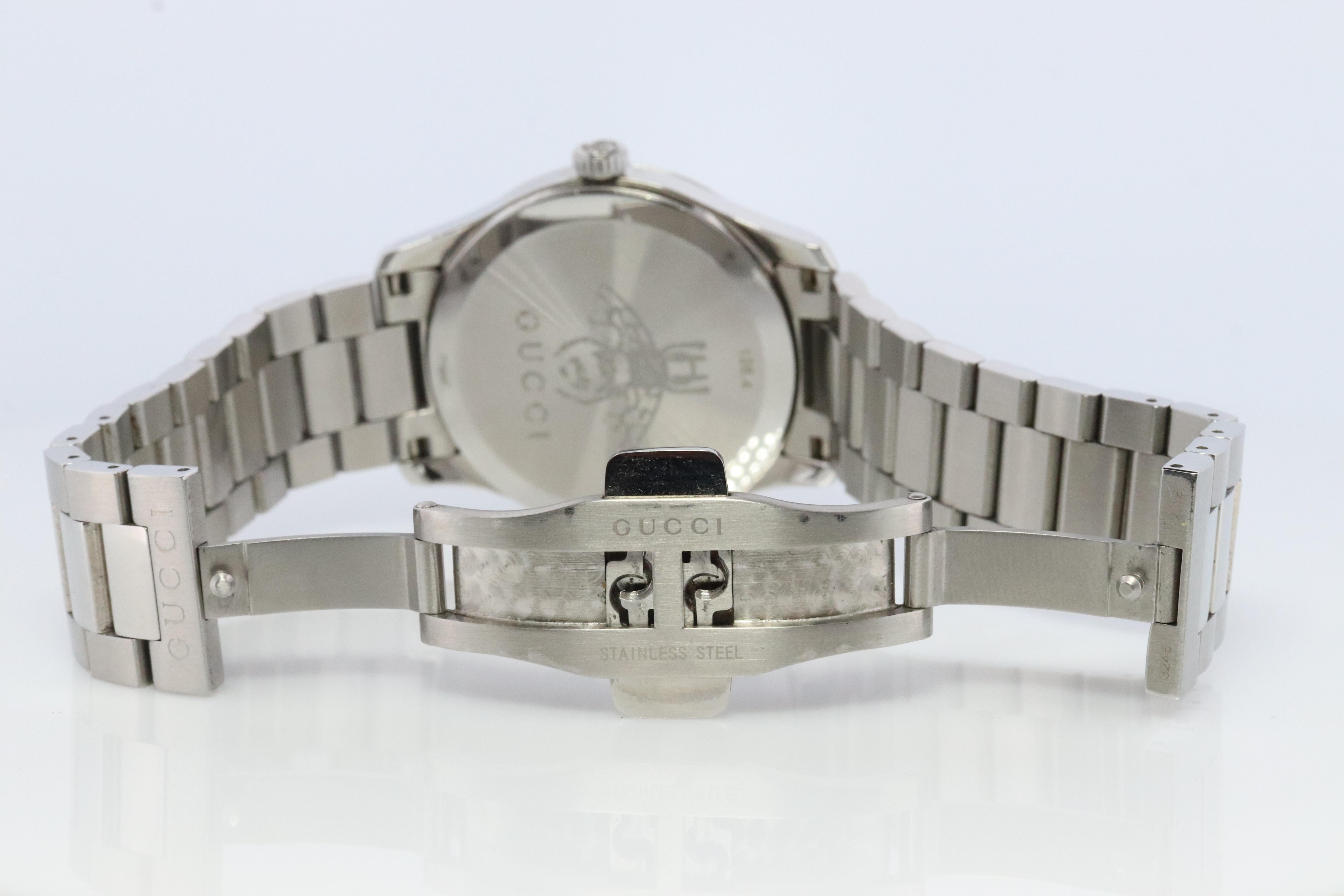 GUCCI Quarz 126.4 Uhr. Gucci G Timeless Runde Schlange Damen. Box und Papiere im Zustand „Gut“ in Port Charlotte, FL