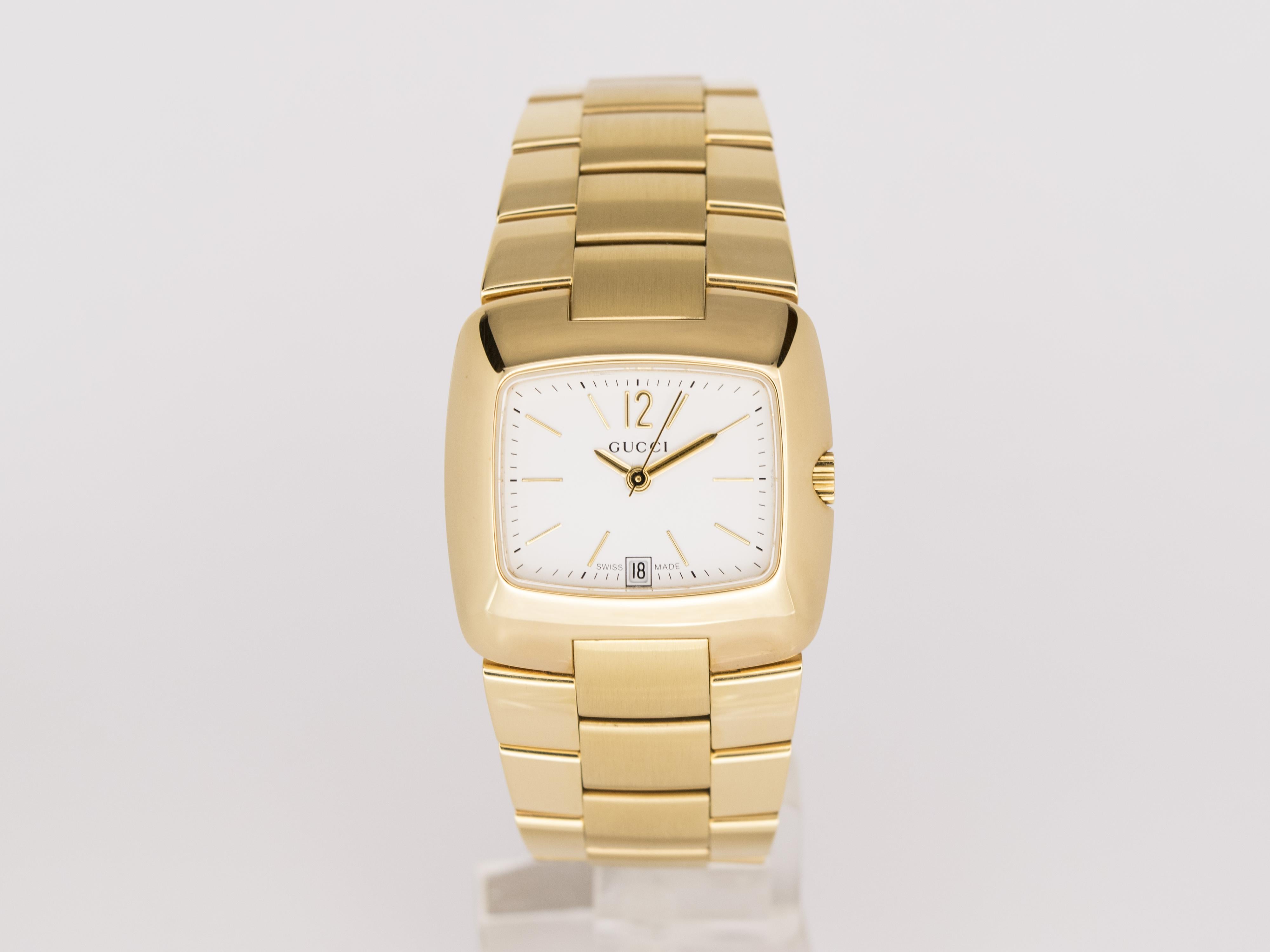 NEW Gucci gold-plated lady quartz watch Swiss Made.
The watch was never worn and cames from an Italian authorized dealer with box and international warranty.

It fit a squared white dial with golden index and it has got the date window at 6