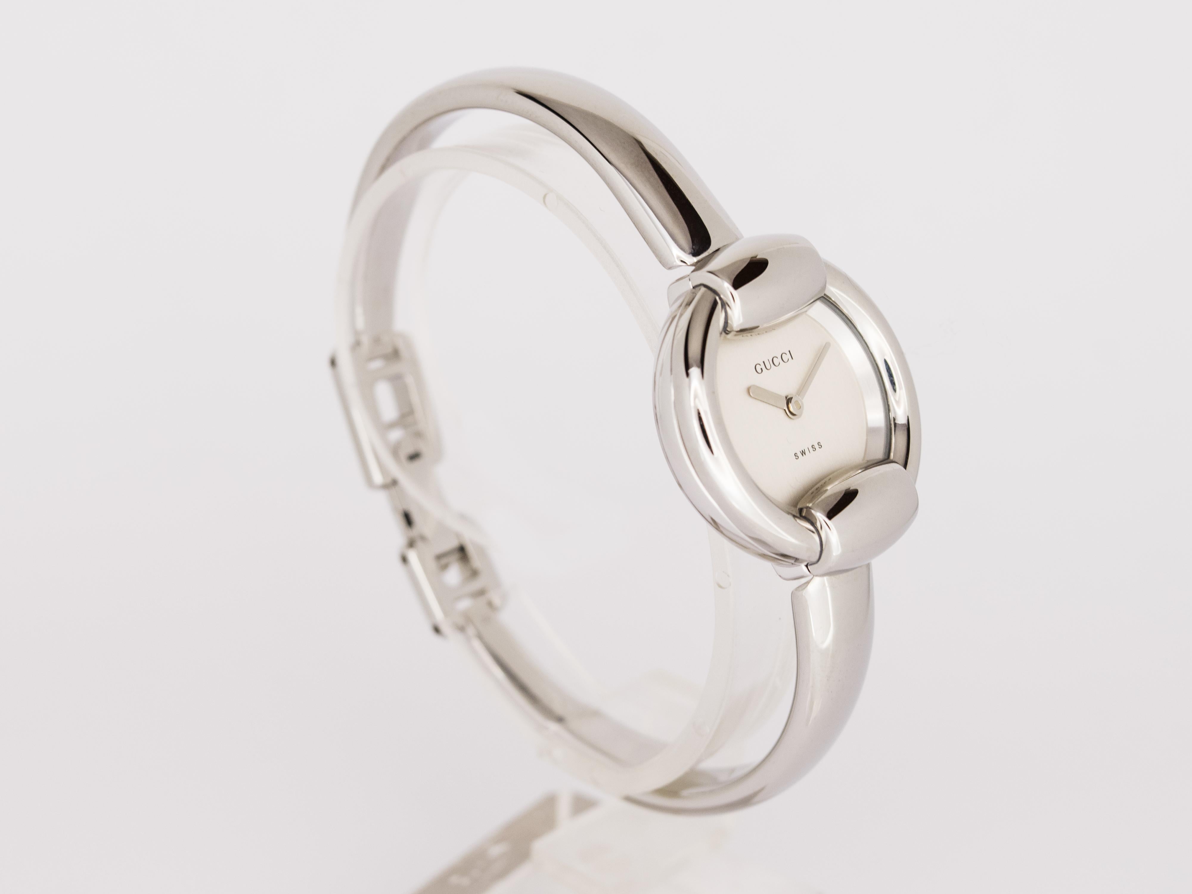 NEW Gucci Edelstahl Damen Quarzuhr Swiss Made.
Die Uhr wurde nie getragen und kommt von einem italienischen Vertragshändler mit Box und internationaler Garantie.

Sie hat ein abgerundetes Zifferblatt aus Argentinien ohne Index, sehr klar und