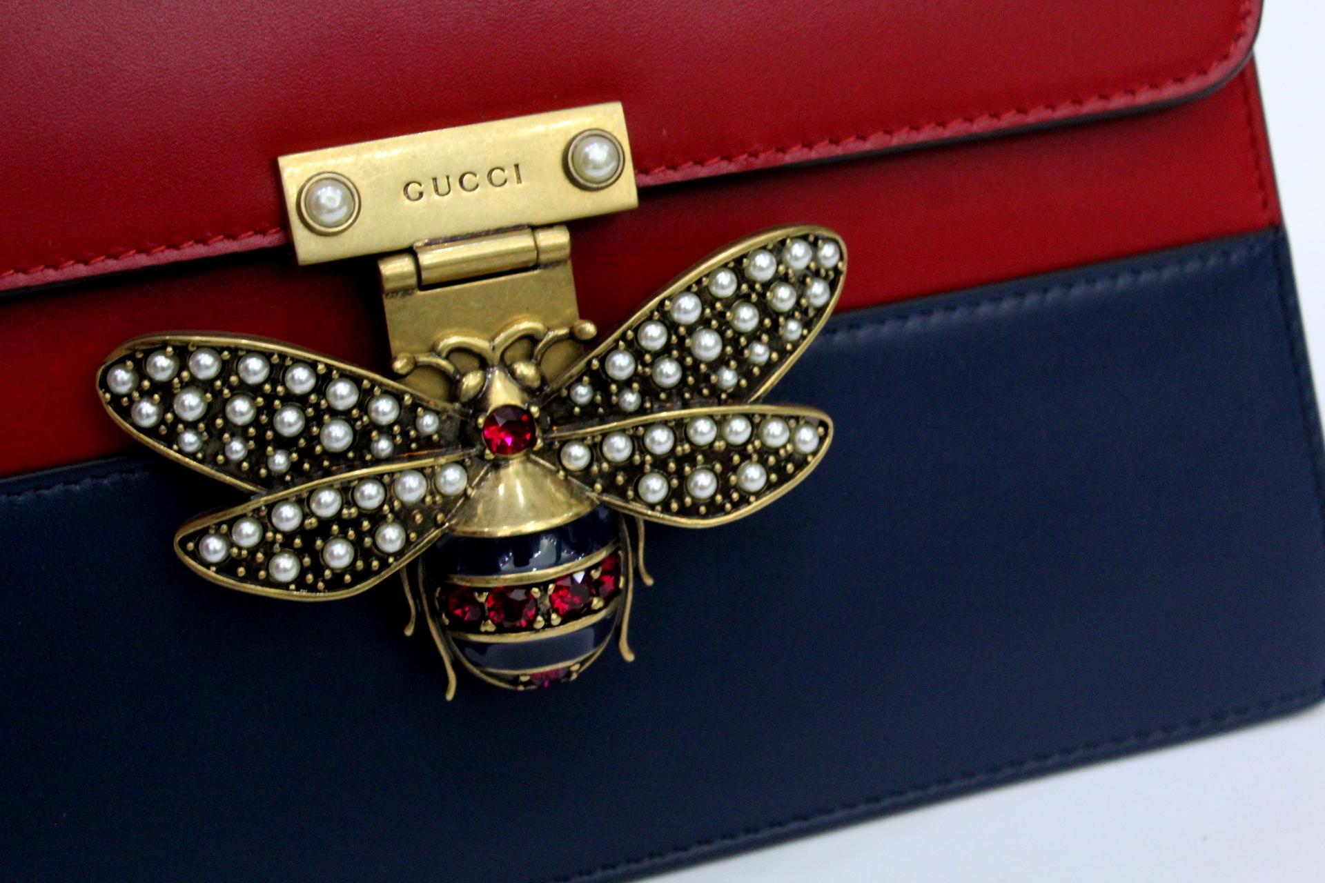 Fantastic Queen Margaret Gucci bag. Closure embellished with a bee with pearls and multicolored crystals that characterizes this line. In soft leather defined by three contrasting colors that make it unique. Complete with removable and adjustable