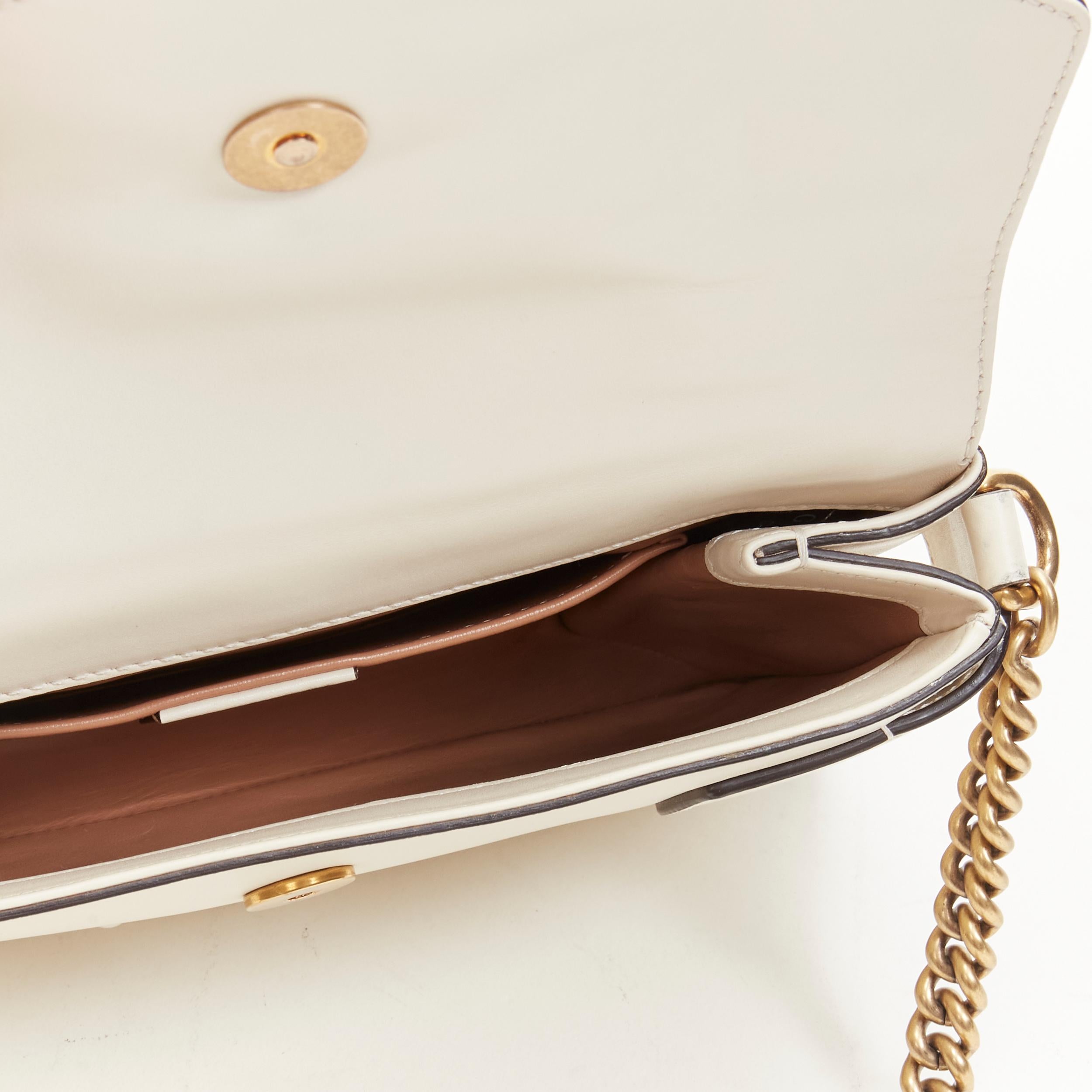 GUCCI Queen Margaret Umhängetasche mit weißer Klappe und Perlenverzierung und Perlenbesatz im Angebot 3