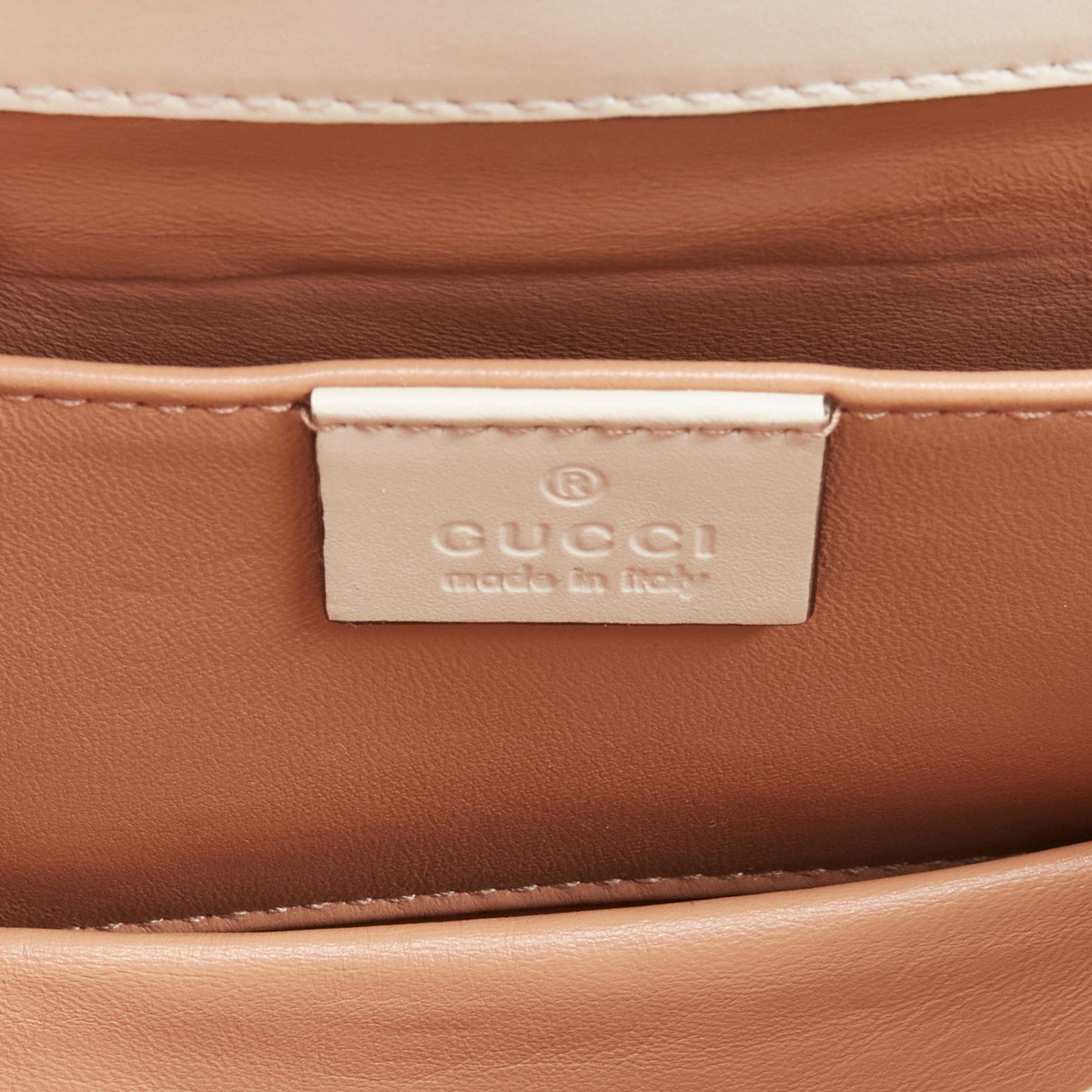 GUCCI - Sac à bandoulière à rabat blanc « Queen Margaret » orné de perles d'abeille en vente 4