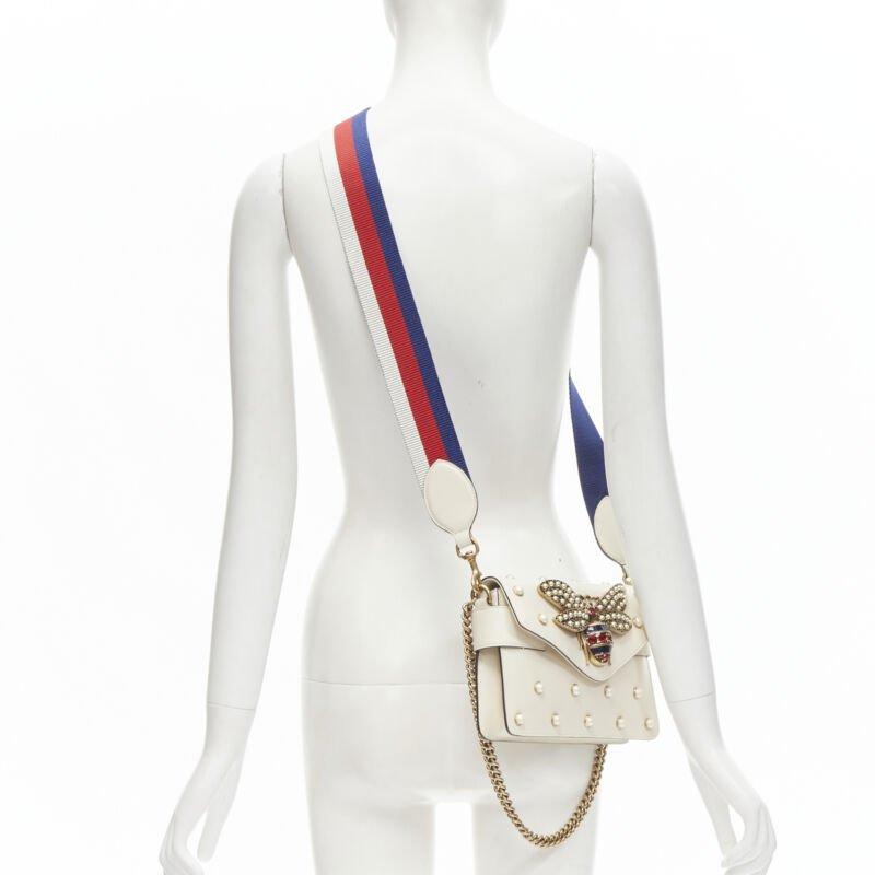 GUCCI Queen Margaret Embellished Bee pearl stud white flap crossbody bag
Reference: ANWU/A00064
Brand: Gucci
Designer: Alessandro Michele
Model: 453778
Collection: Runway
Material: Leather
Color: Cream
Pattern: Solid
Closure: Magnet
Lining: 