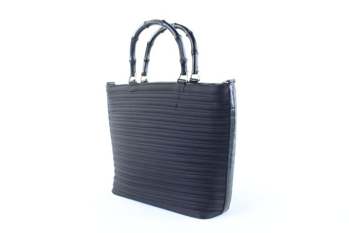 Date Code/Serial Number: 000 1998 0588
DROP LENGTH
12 cm
MEASUREMENTS (CM)
26.5 cm x 26 cm x 9 cm
MEASUREMENTS (IN)
10.4 x 10.2 x 3.5

OVERALL GOOD CONDITION
( 7/10 or B )
Includes Gucci Storage Bag
Signs of Wear: Light marks on exterior. Minor wear