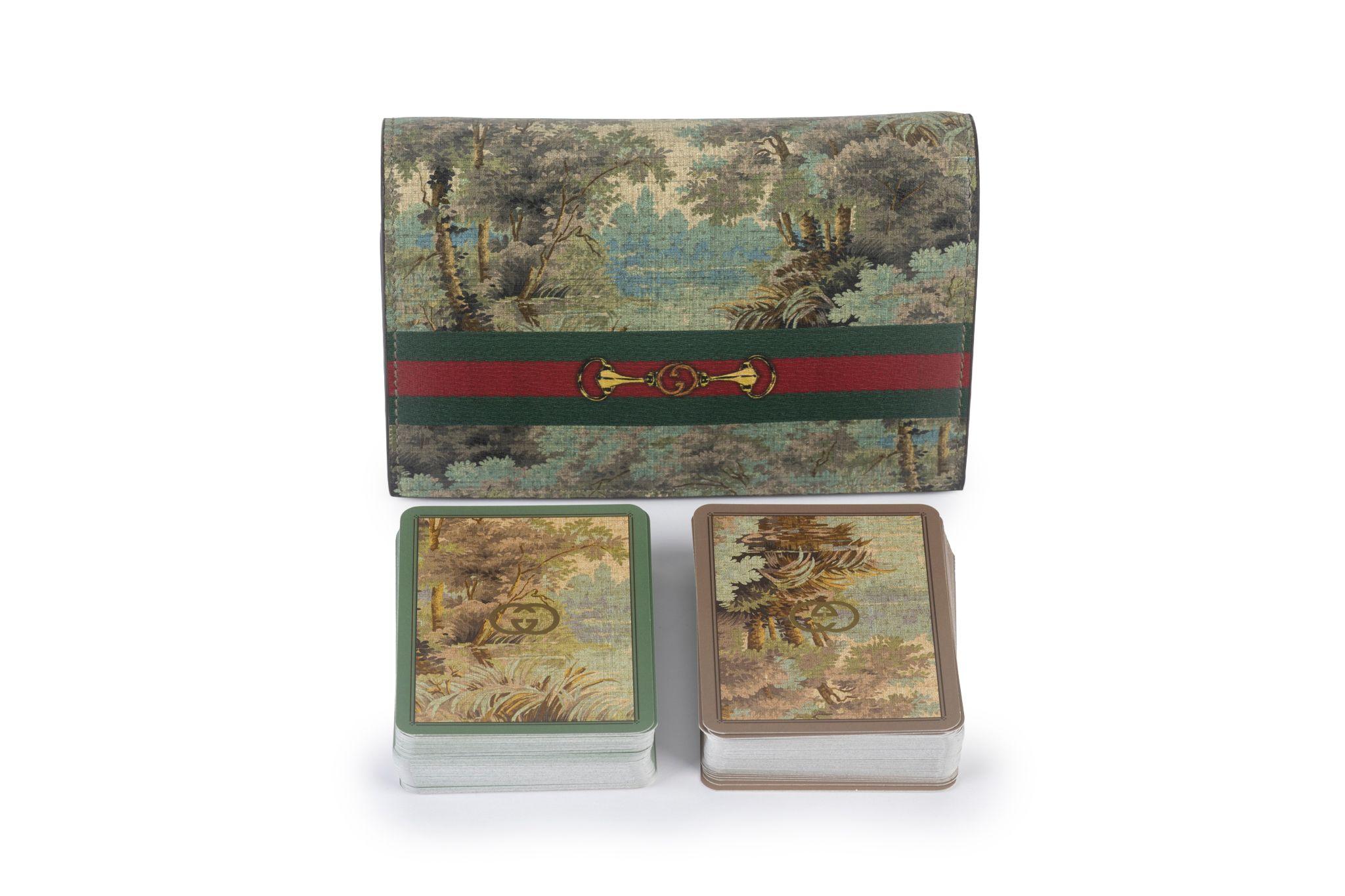 Ce set de cartes à jouer Gucci Radura Demetra est vintage et s'inspire du logo GG en forme de mors de cheval sur le devant. Livré avec livret, jaquette d'origine et boîte.