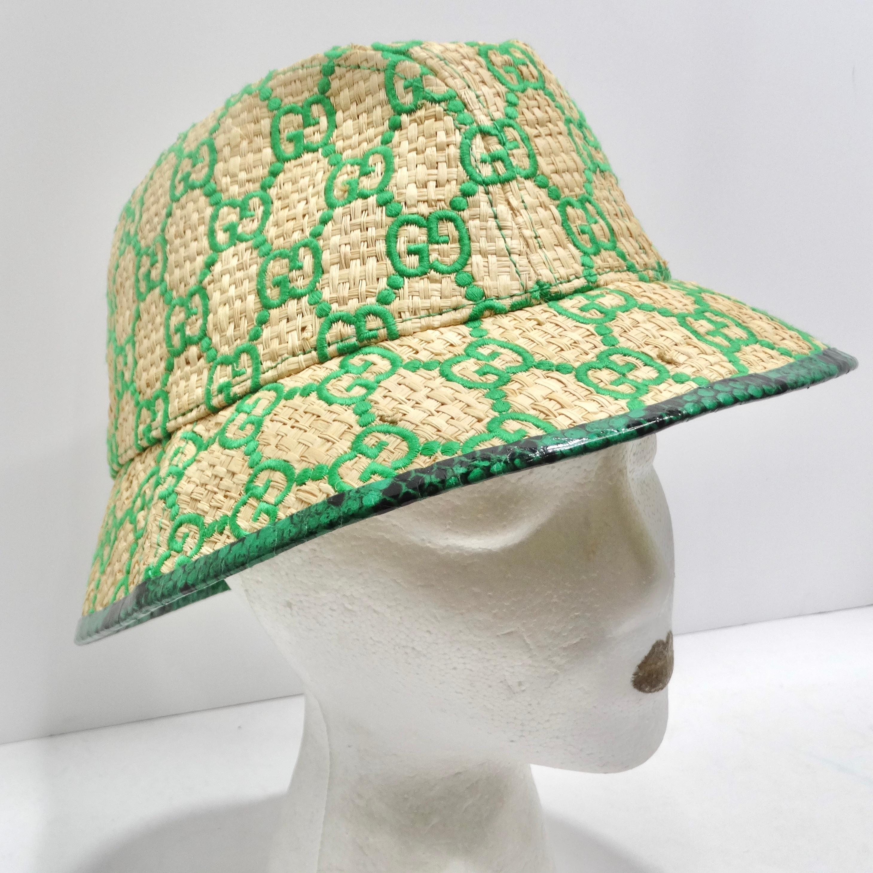Der Gucci Raffia Elaphe GG Monogram Embroidered Wide Brim Hat ist ein Statement-Stück, das Stil, Luxus und den unverwechselbaren Charme von Gucci nahtlos miteinander verbindet. Dieser Hut ist nicht nur ein Accessoire, sondern ein Gesprächsanlass und