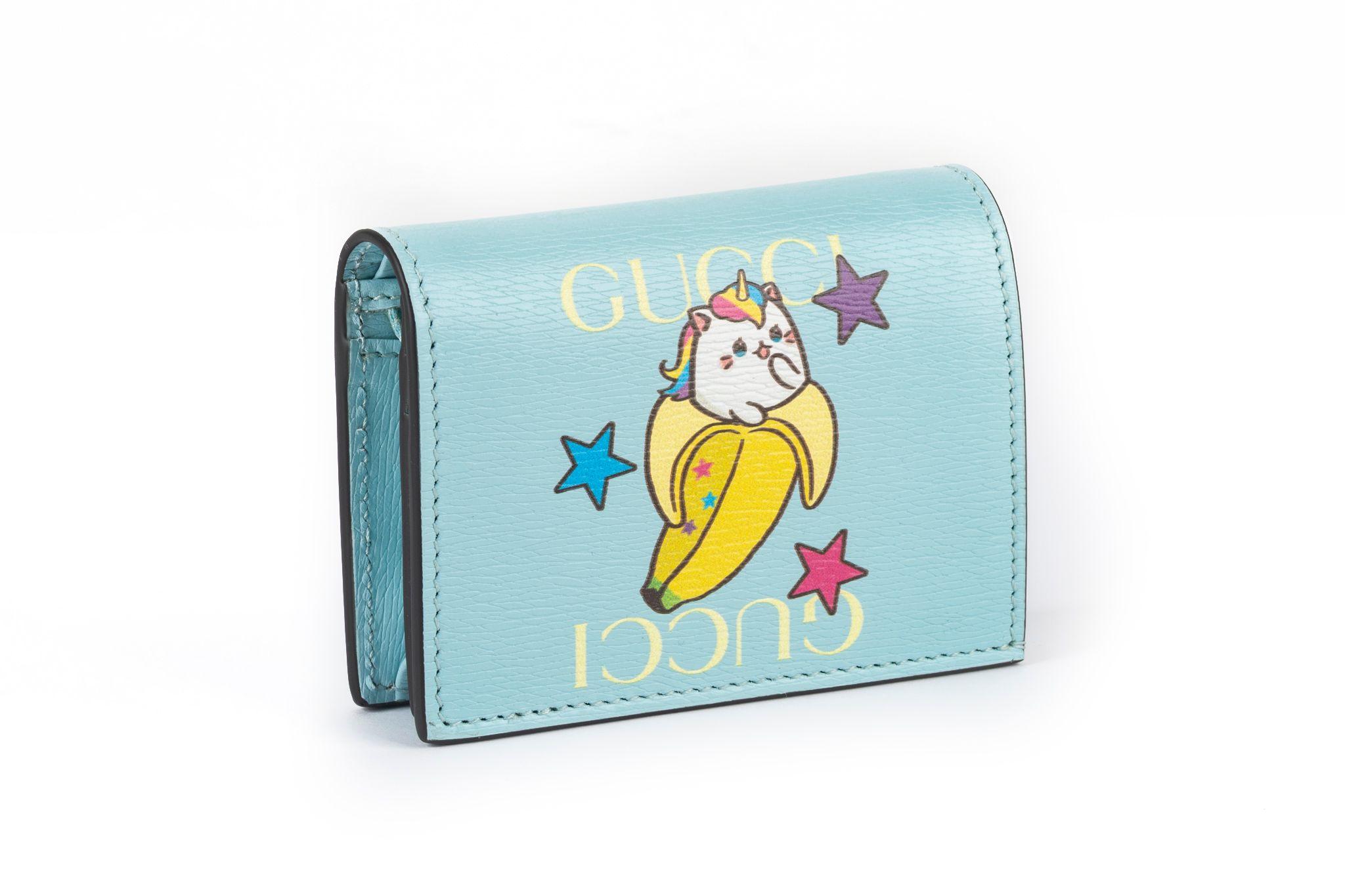 Esta Funda Banana Gucci Arco Iris y Estrellas en piel texturizada, viene con libreto, funda guardapolvo original y caja.