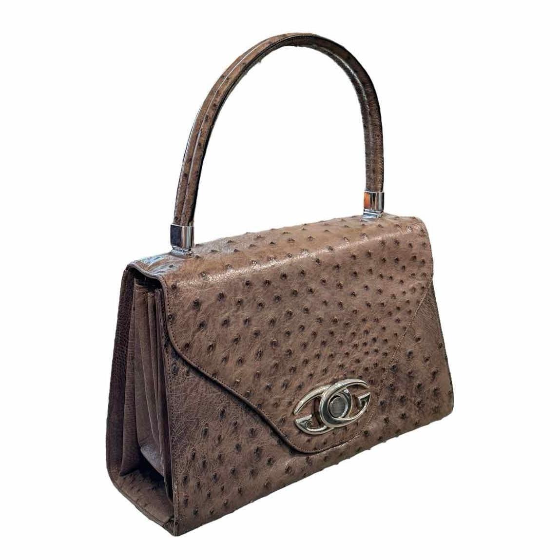 Color: brown
Material: ostrich skin
Year: vintage 1990s or earlier
Comes with: generic dust bag
Condition: Good. Light marks and imperfections to leather.
Made in Italy
Vintage.

Measurements~
Height 7.5”
Length 9”
Depth 5”
Drop: 6”