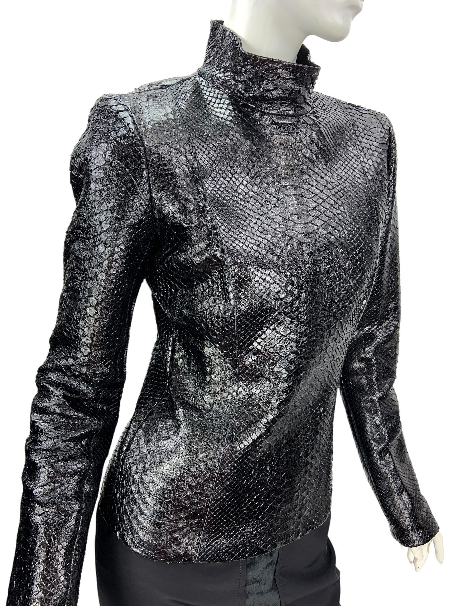 Un pezzo audace e lussuoso di Gucci, questa rara giacca in vero pitone incarna l'alta moda e la maestria artigianale. Realizzata in Italia in vera pelle di pitone al 100%, la giacca presenta una silhouette scultorea con vestibilità sartoriale,