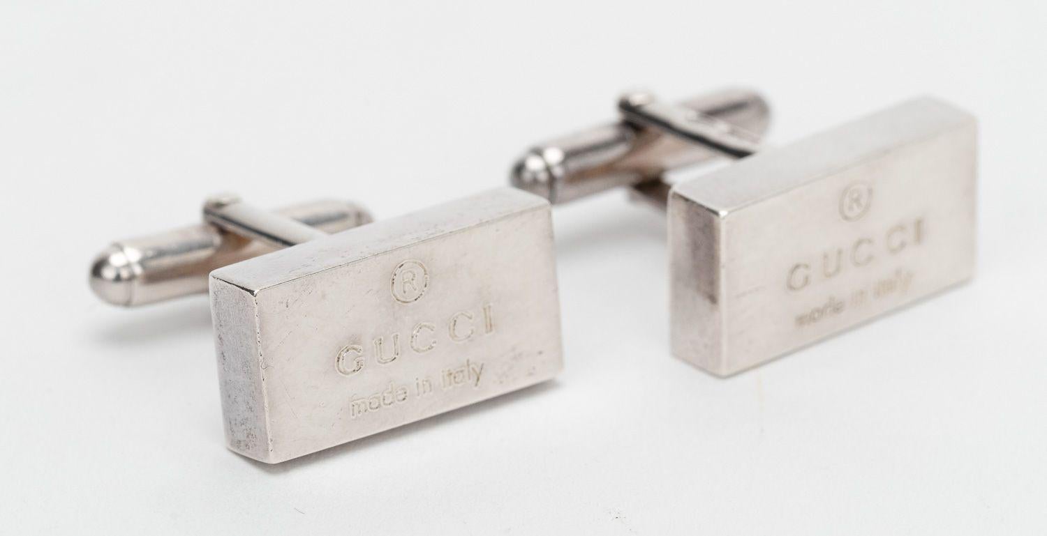 Gucci rectangular logo cufflinks in sterling silver. Excellent condition.
Comes original pouch and box.