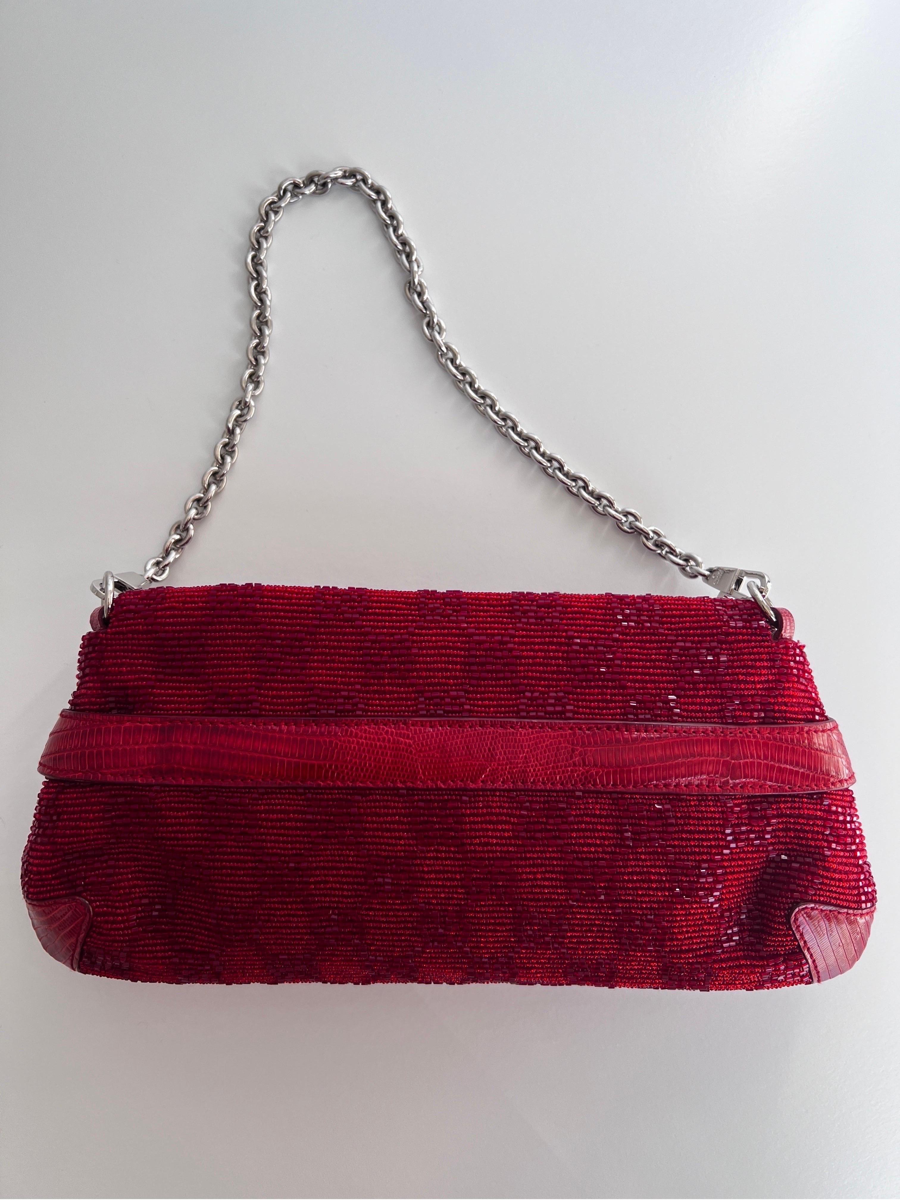 Gucci red beaded horsebit chain bag
Very good condition 
No noticeable stains and flaws 
Very rare piece 