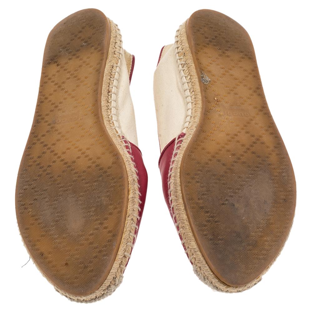 Continue to be your fashionable self even in your casuals by owning these espadrille loafers from Gucci. They've been crafted from Guccissima leather in a slip-on style. These flats have braided jute midsoles and comfortable insoles for your