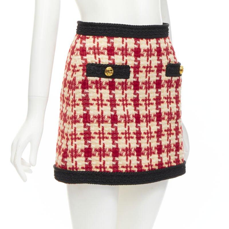 Beige GUCCI red beige checkered tweed gold tone GG button mini skirt IT36 XXS For Sale