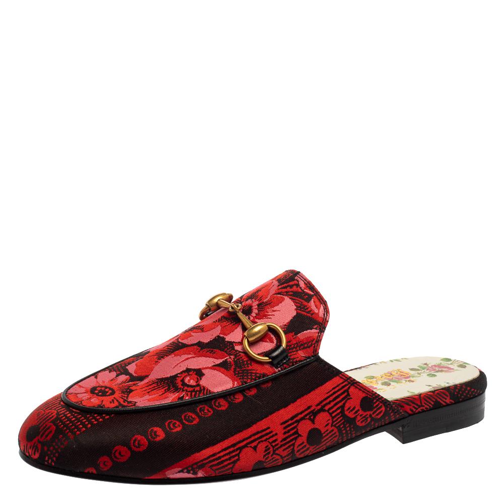 These Gucci Princetown mules are a fresh update on the perennially chic Gucci Horsebit loafers. They are enhanced by the signature Horsebit motif defined by the Gucci collection from the very beginning. Crafted from fabric adorned with the Garden