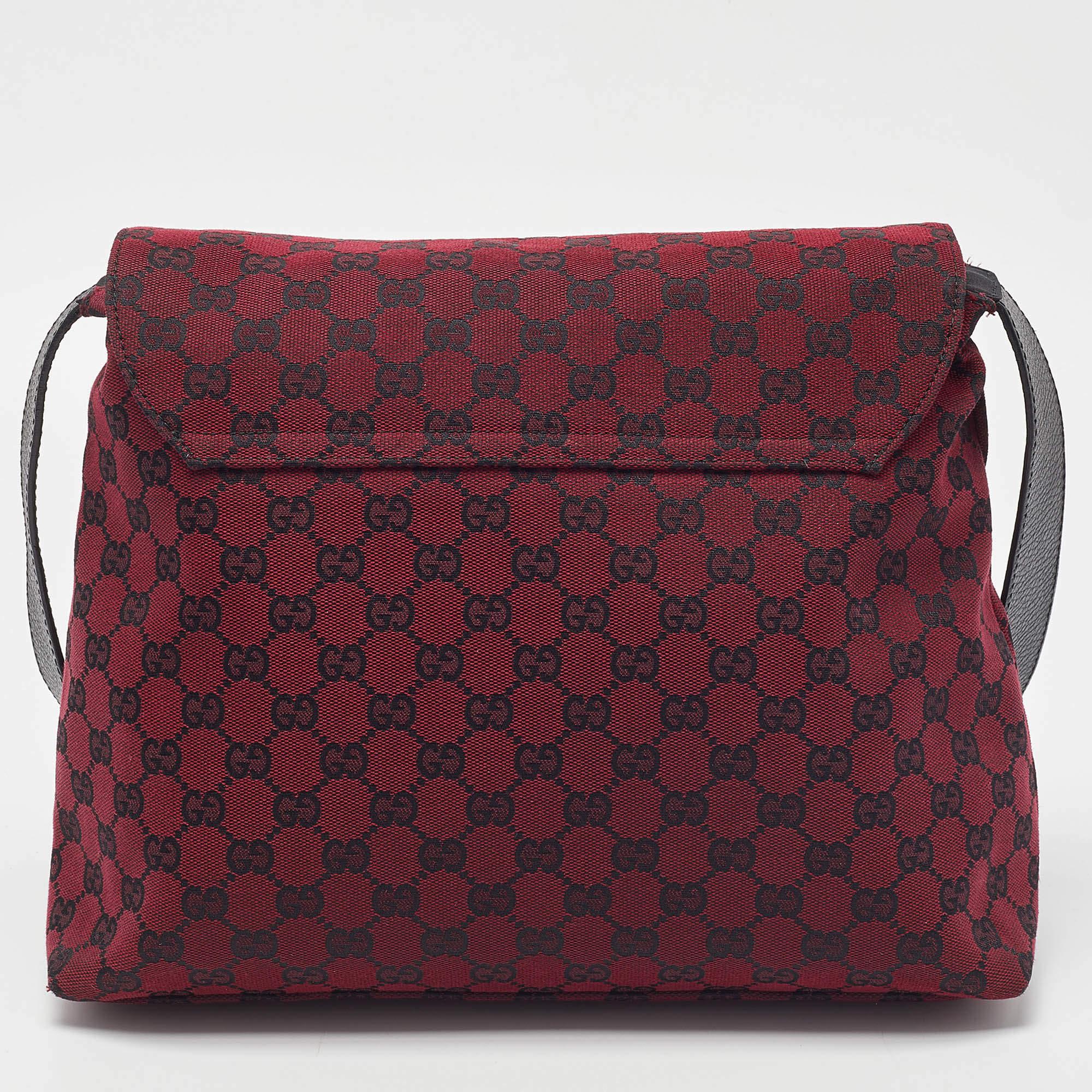 This Gucci messenger bag is an example of the brand's fine designs that are skillfully crafted to project a classic charm. It is a functional creation with an elevating appeal.

