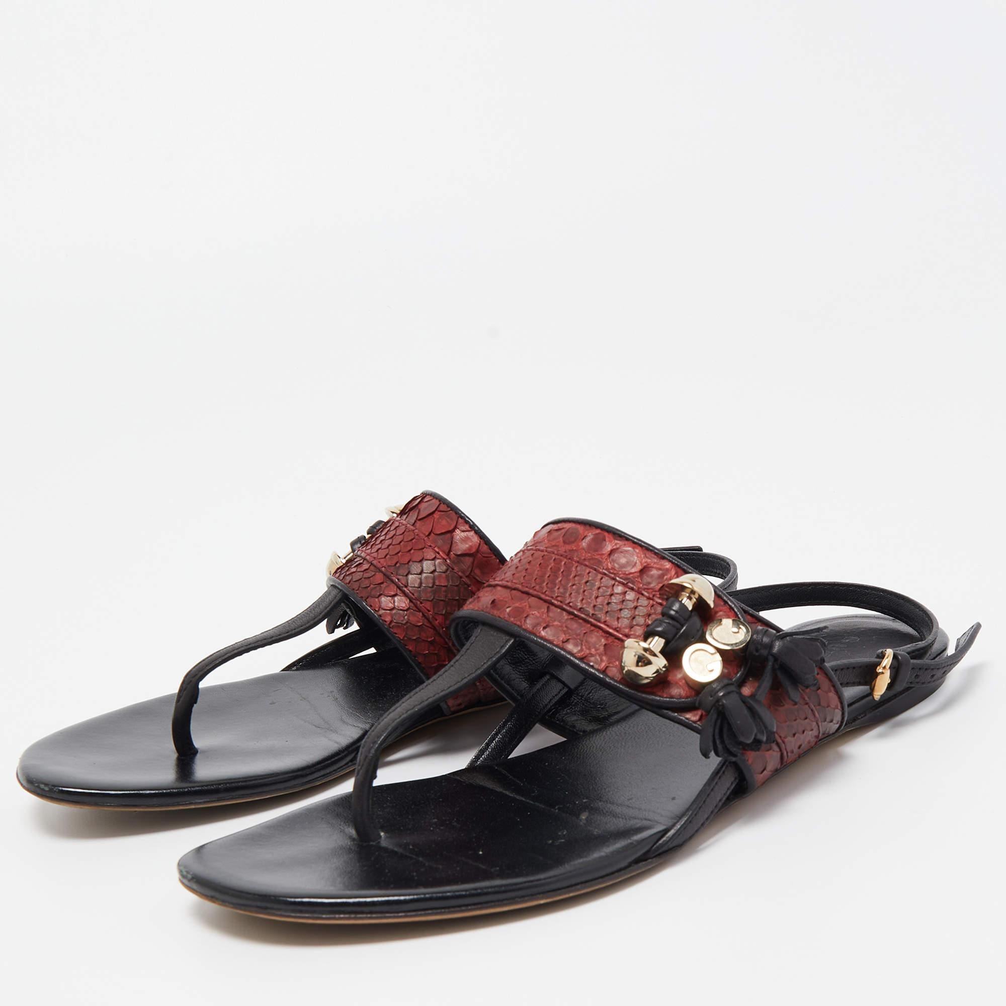 These sandals will frame your feet in an elegant manner. Crafted from quality materials, they display a classy design and comfortable insoles.



