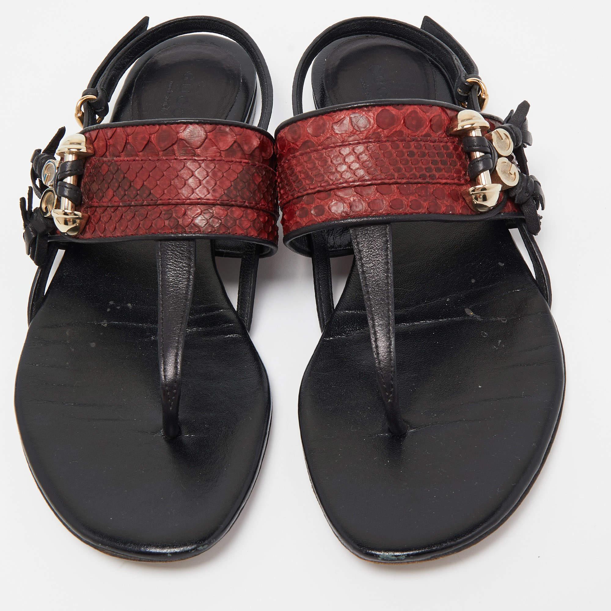 Gucci Red/Black Python and Leather Thong Flat Sandals Size 37 In Good Condition For Sale In Dubai, Al Qouz 2
