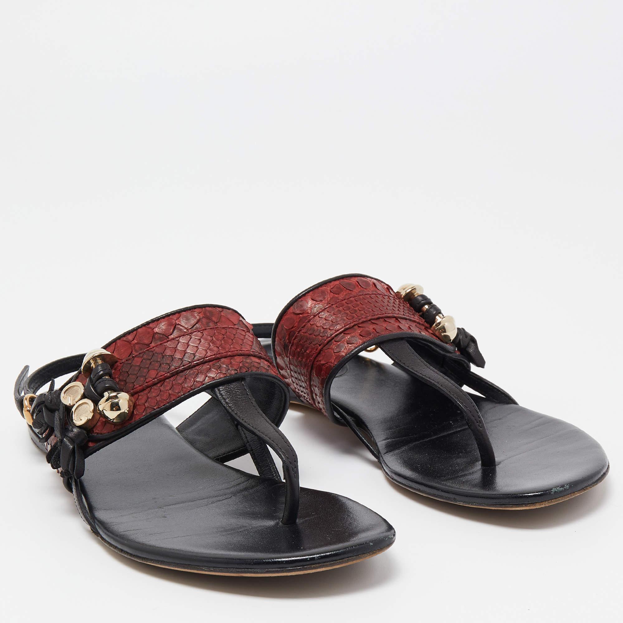 Gucci Red/Black Python and Leather Thong Flat Sandals Size 37 For Sale 1