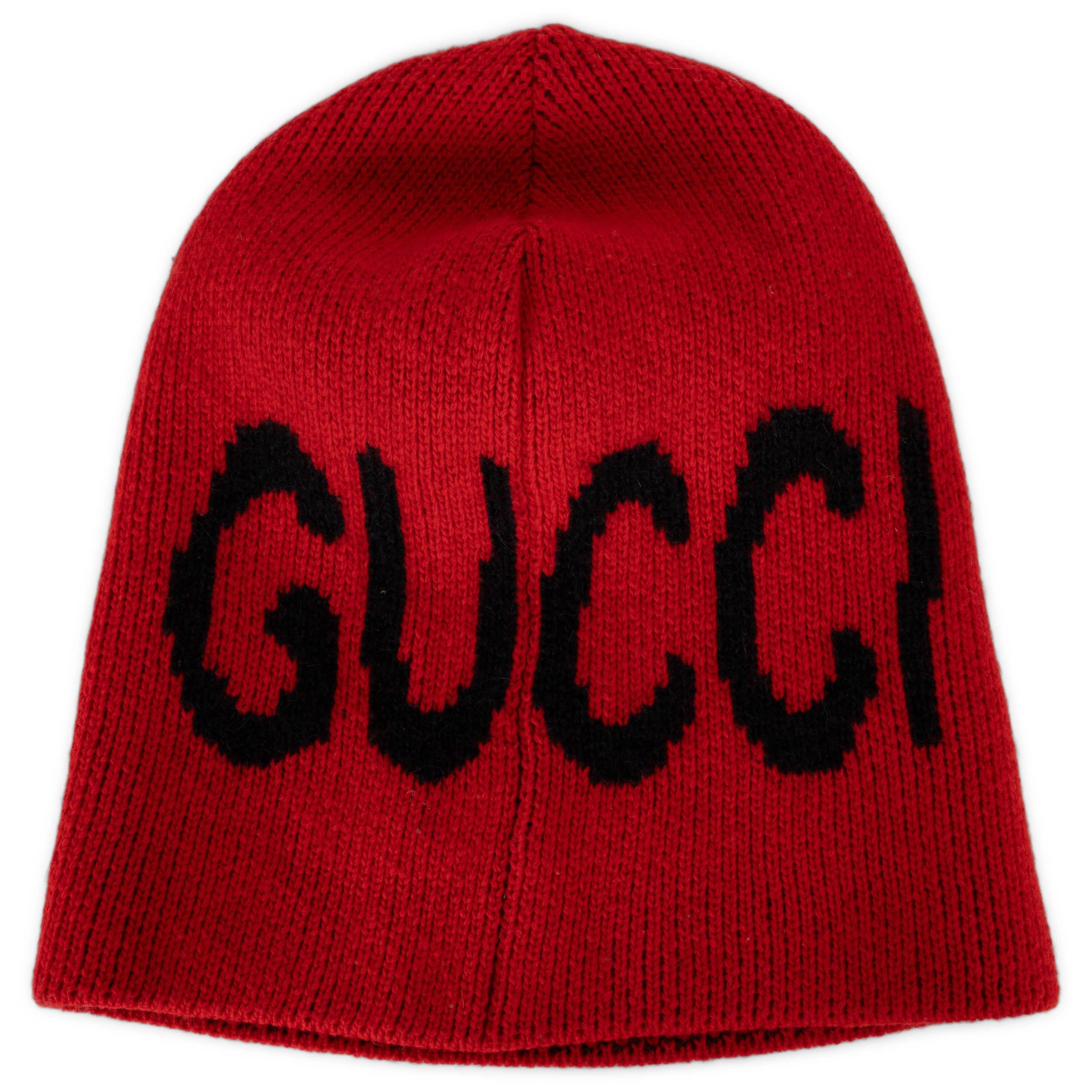 Diese 100% authentische Gucci Mütze ist aus roter Wolle (72%) und Alpaka (28%) gestrickt. Auf der Vorderseite befindet sich ein auffälliges schwarzes Jacquard-Fledermausmotiv, das durch den Logo-Schriftzug auf der Rückseite kontrastiert wird und ein
