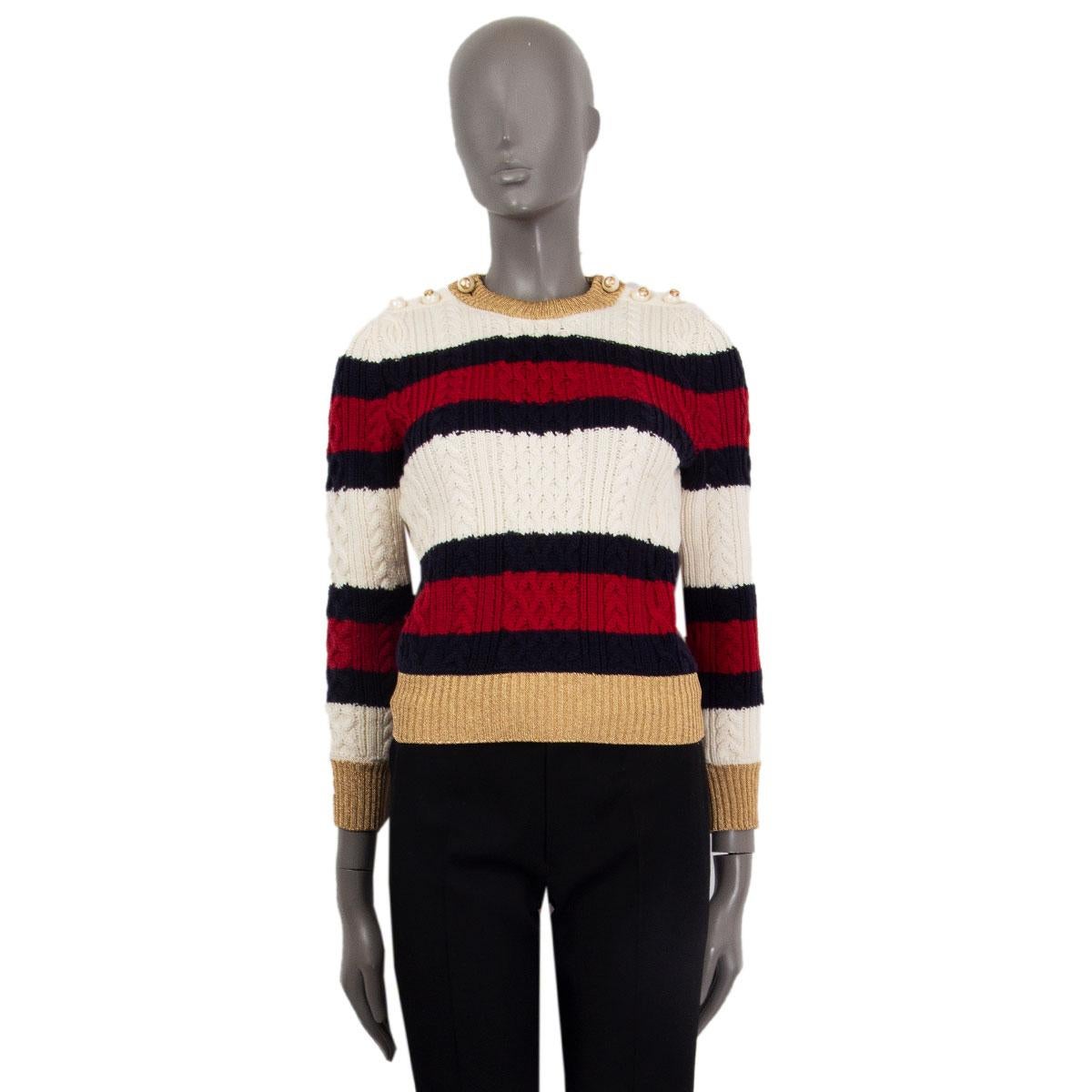 Gestreifter Pullover mit Zopfmuster von Gucci aus elfenbeinfarbener:: marineblauer und roter Wolle (100%). Es wird in Italien zu einer schmalen Silhouette mit kontrastierenden:: goldfarbenen Lurex-Rippstrick-Details an Halsausschnitt:: Manschetten