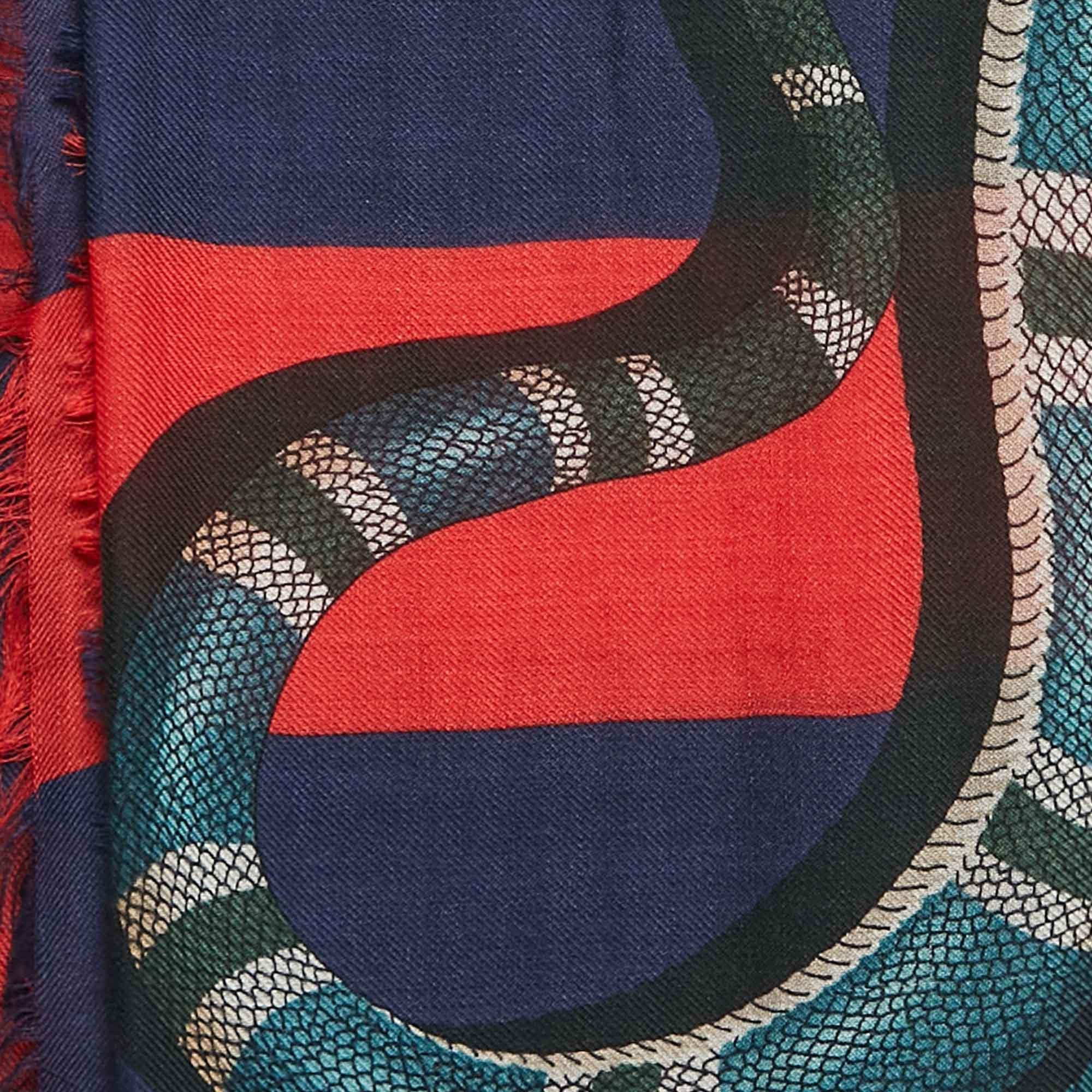 Gucci Sciarpa in seta a righe con stampa Kingsnake rosso/blu In condizioni ottime a Dubai, Al Qouz 2