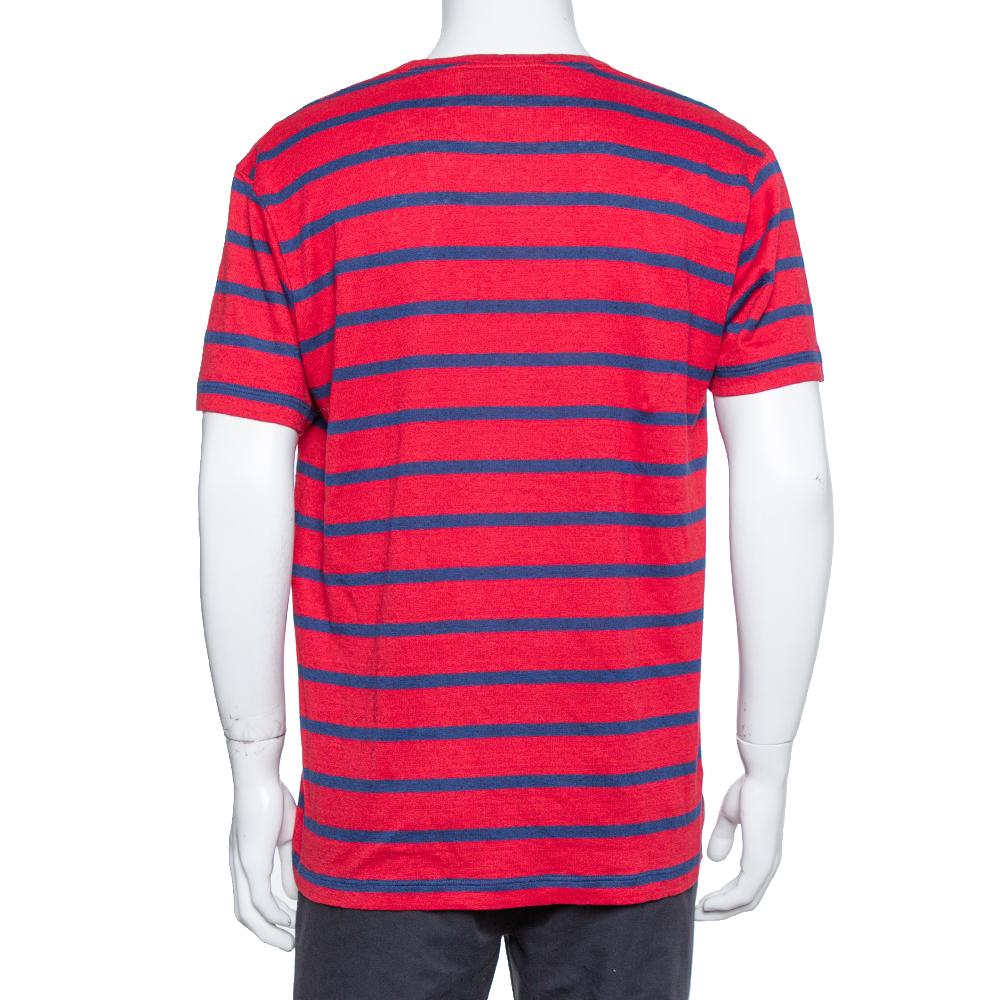 A Gucci collection wouldn't be complete without its range of logo printed basics, like this red & blue striped logo oversized T-shirt. A classic staple, this cotton & linen creation features an oversized fit, a round neck, short sleeves, and a
