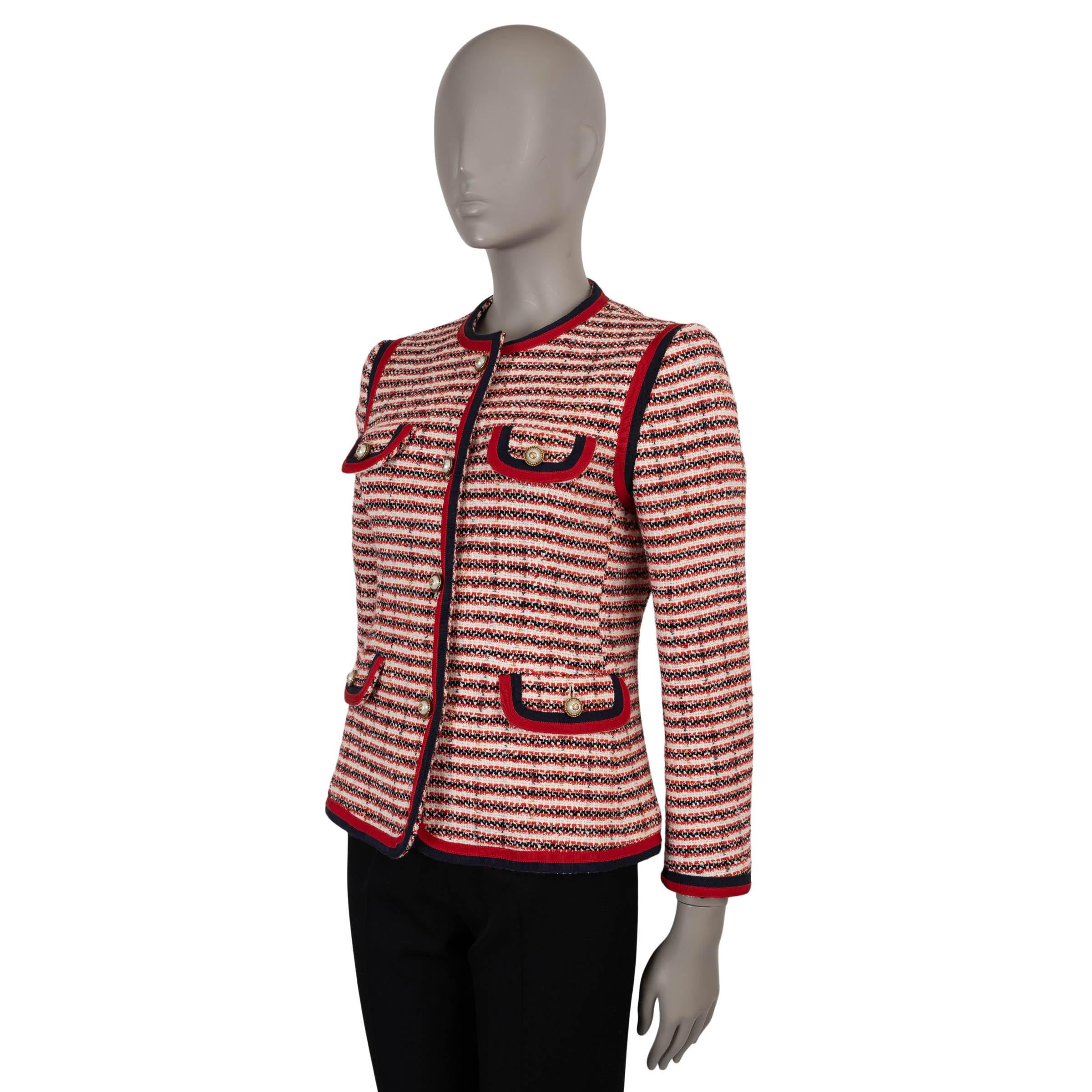 Questa giacca 100% autentica di Gucci in tweed a righe rosse, blu e bianche è una raffinata interpretazione del classico stile heritage. Realizzato in un ricco mix di cotone (31%), lana (26%), poliammide (23%), acrilico (19%) e metallo (1%) con