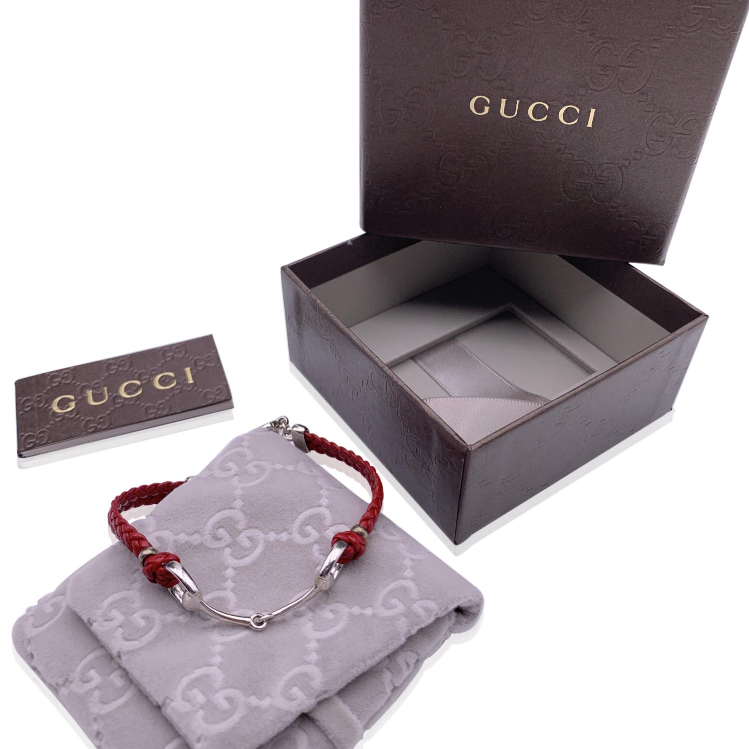 Beautiful Gucci 'Horsebit' bracelet is made out of red braided leather and sterling silver. Spring ring closure. Total lenght: 7 inches - 17.8 cm. 'Gucci - made in Italy' and 'Ag 925' engraved at the end of the bracelet. Size 17



Condition

A+ -