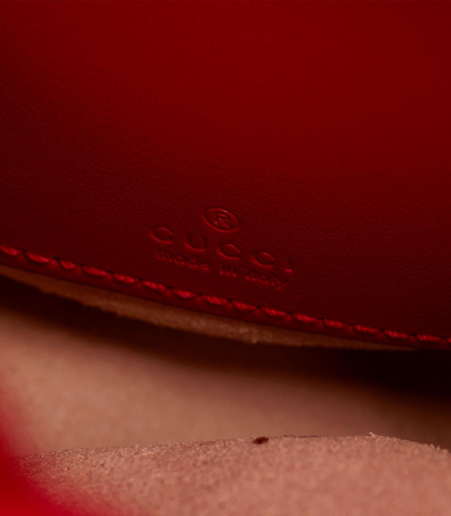 Gucci Rote Chevron gesteppte Kalbsleder GG Marmont Mini Bucket Bag im Angebot 5