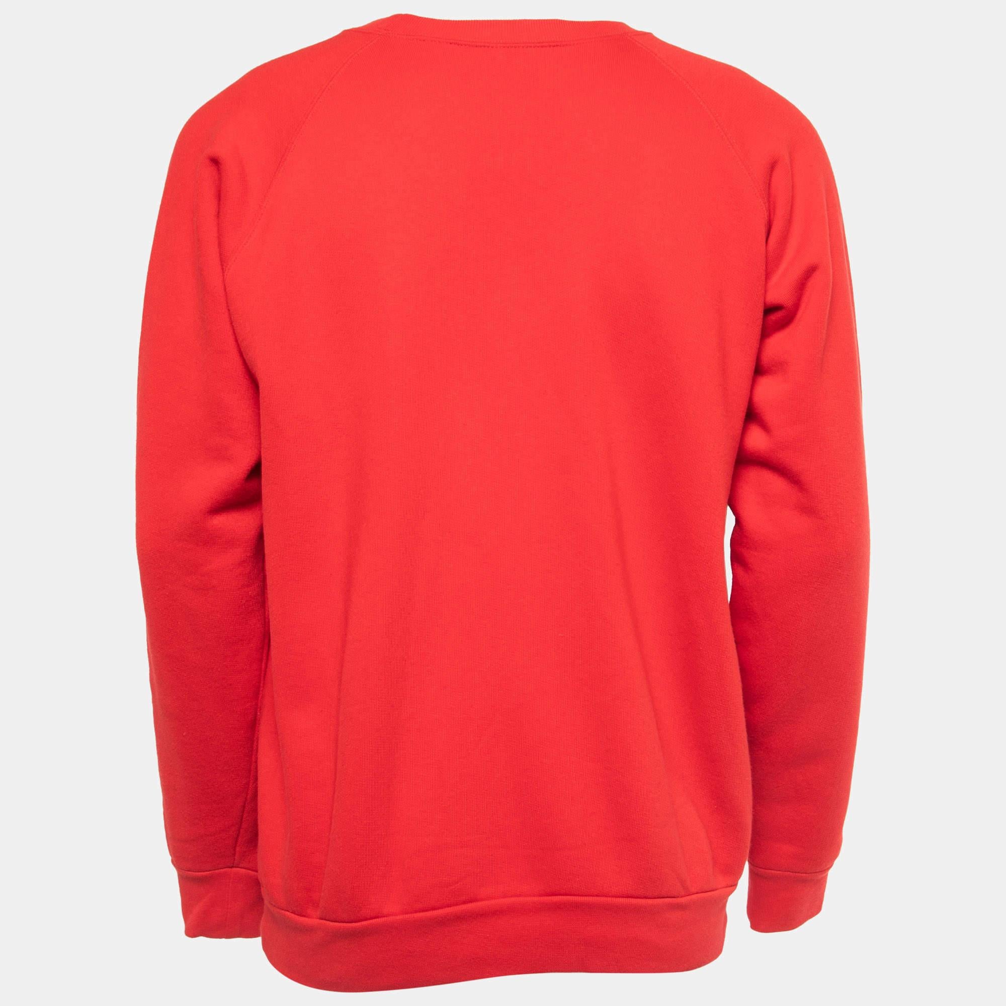 Whether you want to go out on casual outings with friends or just want to lounge around, this sweatshirt is a versatile piece and can be styled in many ways. It has been made using fine fabric.

