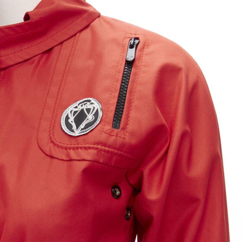 GUCCI giacca a vento in cotone rosso elasticizzata in vita IT36 S
Riferimento: ANWU/A00737
Marchio: Gucci
Materiale: Sembra cotone
Colore: Rosso, Nero
Modello: Tinta unita
Chiusura: zip
Dettagli extra: Stemma Gucci Vintage sul petto. Logo GG nero