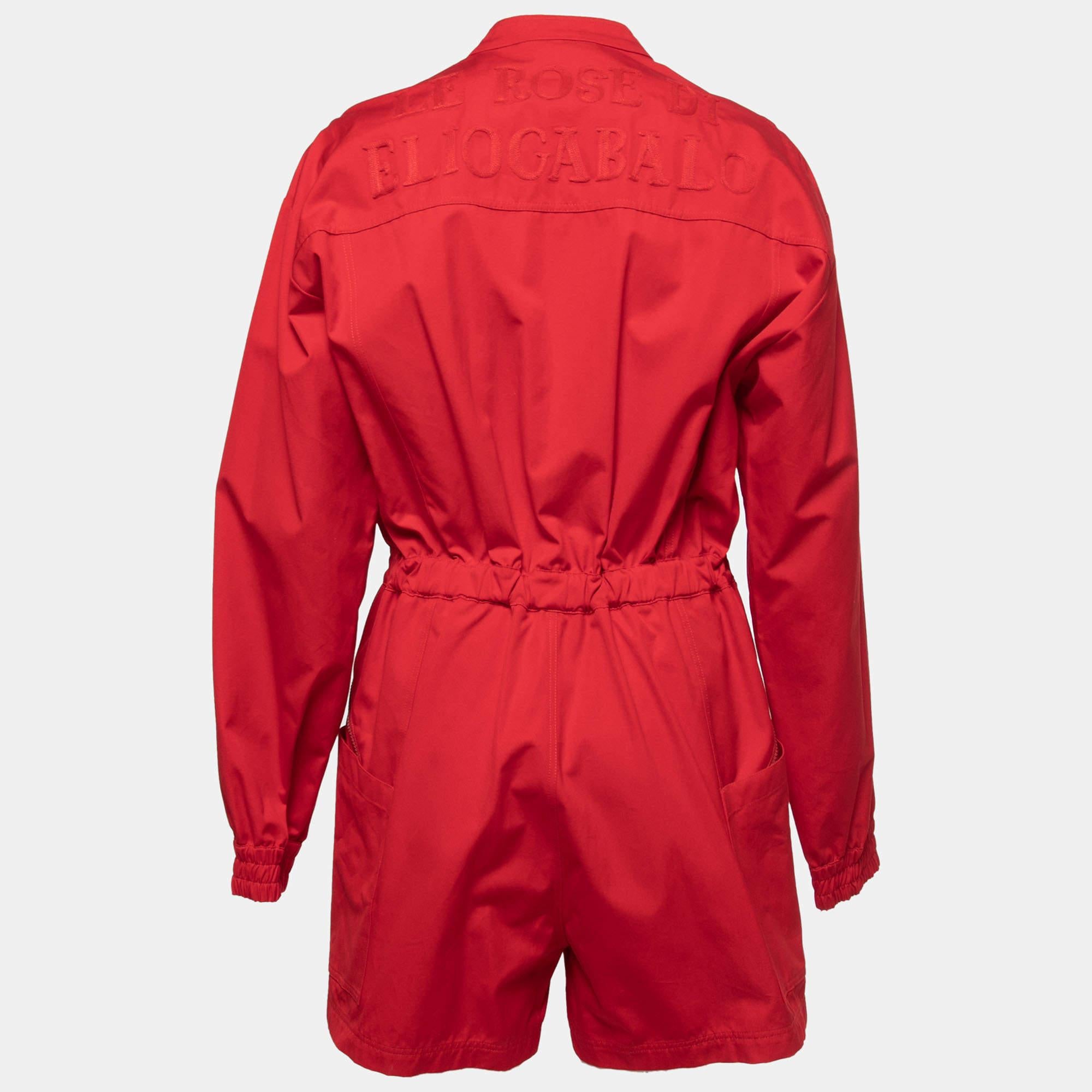 Aporte un toque de sofisticación y elegancia a su look llevando este mono. Un escote favorecedor, un tono elegante y detalles notables definen este mono. Póngaselo con tacones altos.