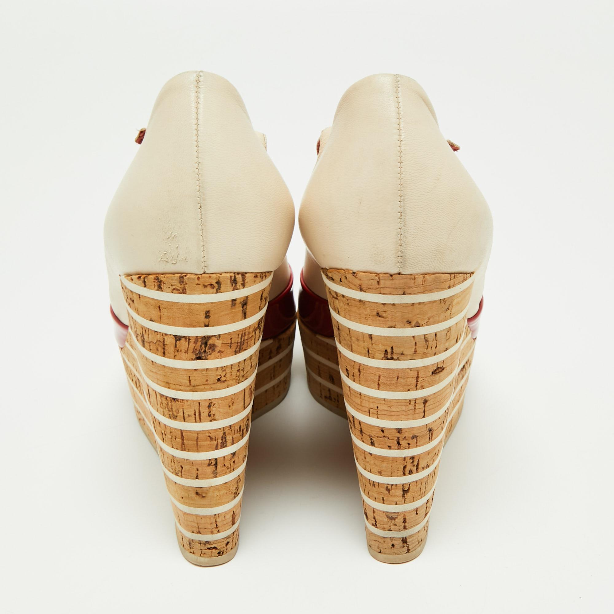 Beige Gucci - Escarpins à plateforme à bout ouvert en cuir verni rouge/crème avec blocs de couleur, taille 38 en vente