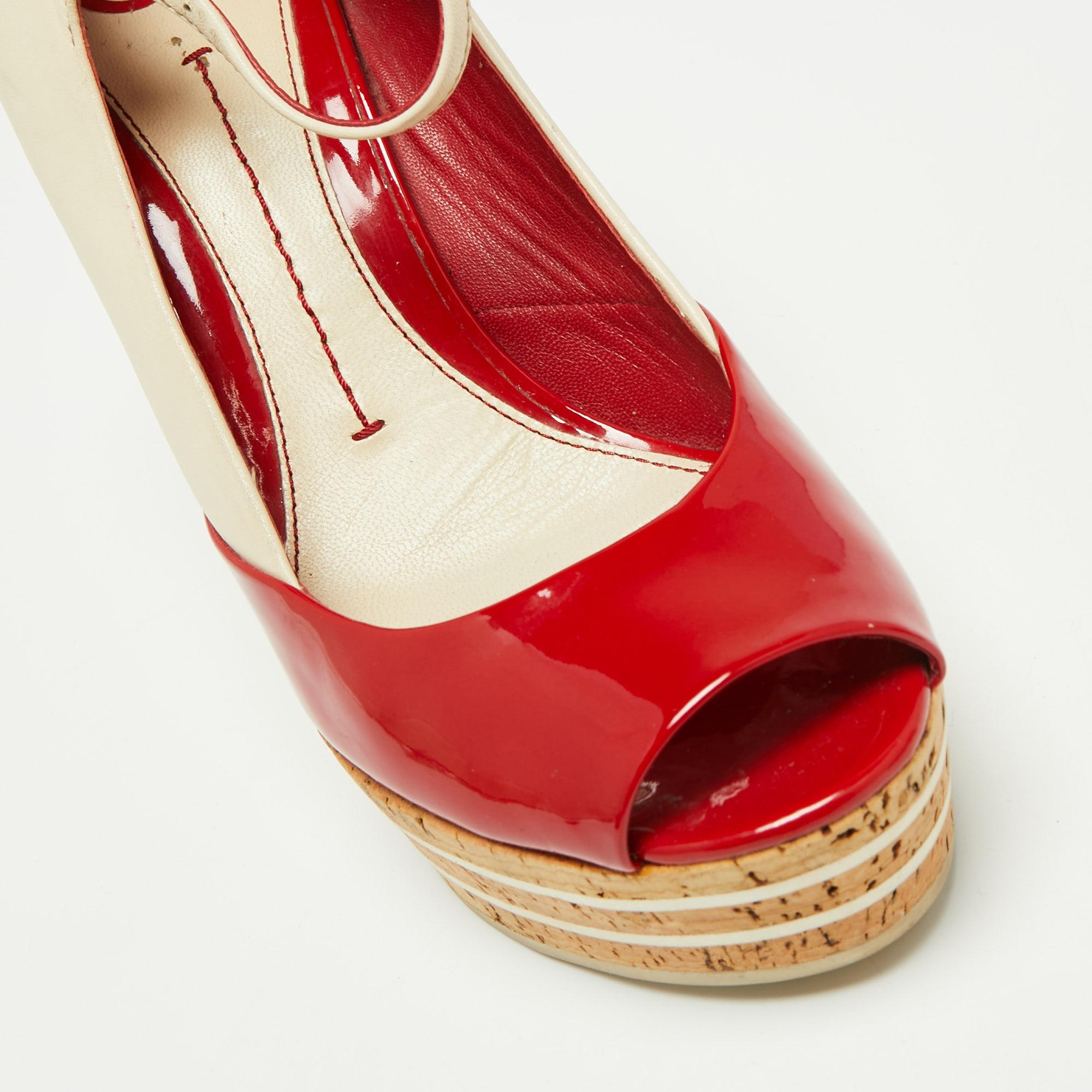Gucci Red/Cream Patent Leather Colorblock Platform Wedge Peep Toe Pumps Size 38 For Sale 2