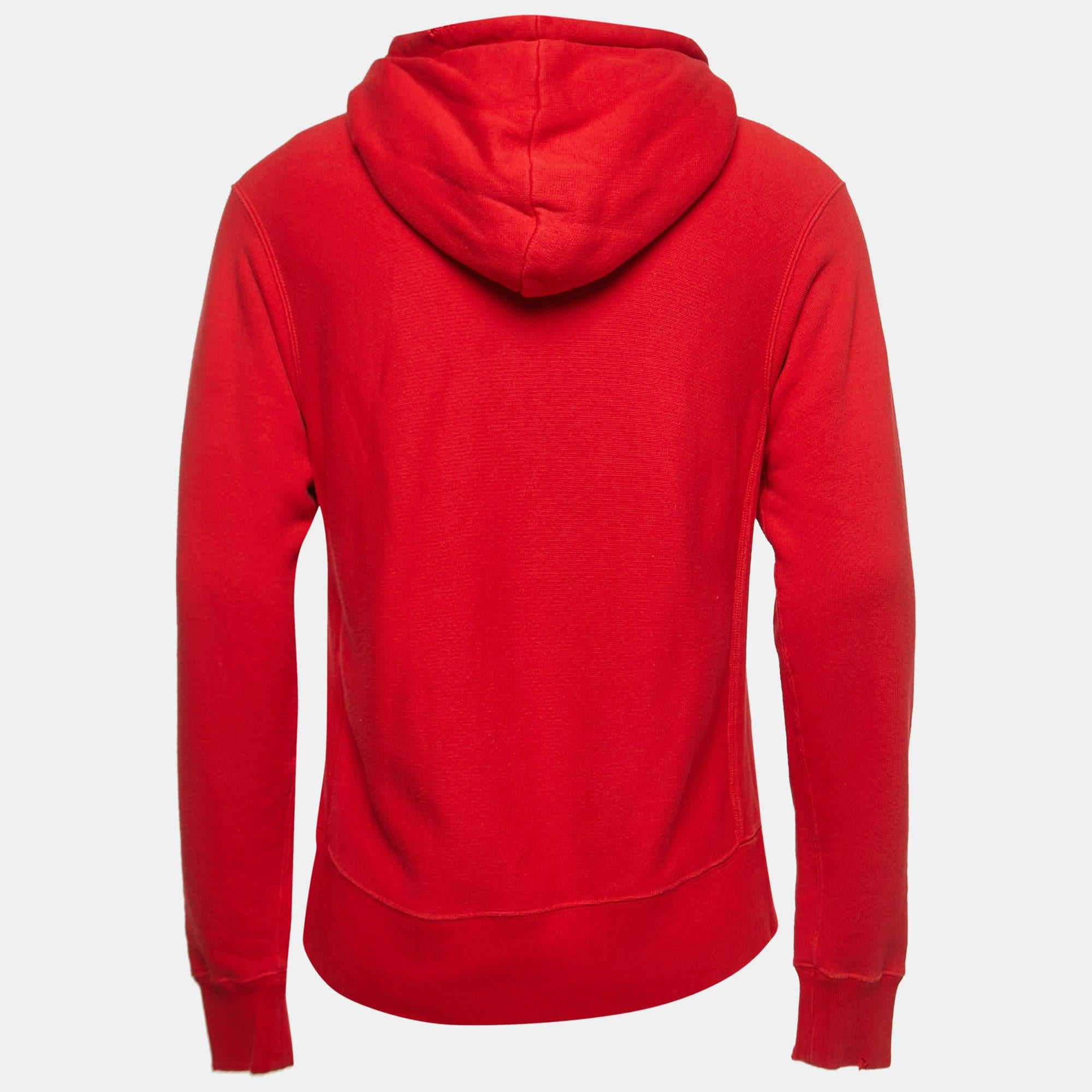 This Gucci red hoodie for men has a regular fit. Made of cotton, it has long sleeves, a hood, a front zipper, and a Donald Duck patch on the front. Embrace all-day comfort with this creation.

