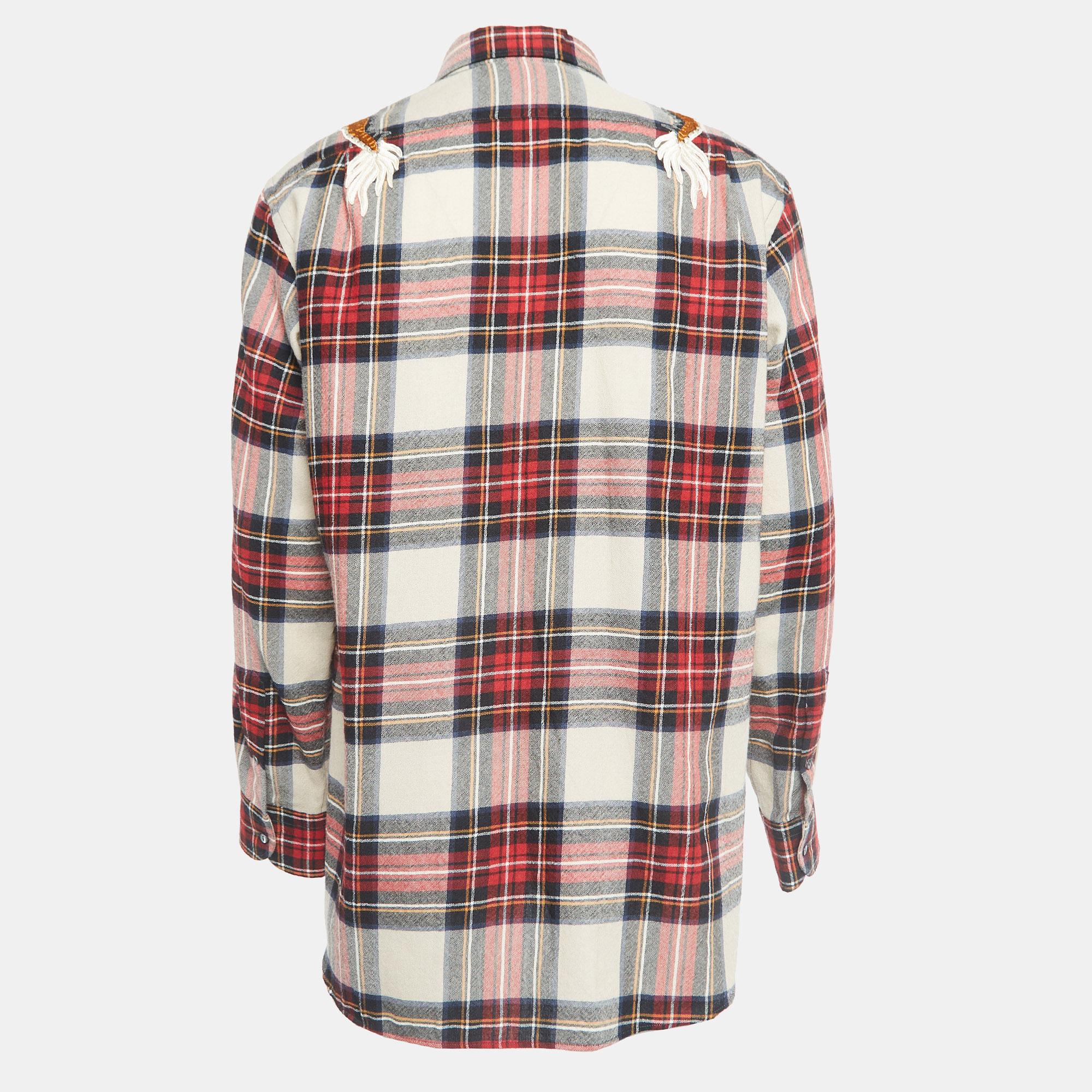 As shirts are an indispensable part of a wardrobe, Gucci brings you a creation that is both versatile and stylish. It has been tailored from high-quality fabric for a classy look and fit.

