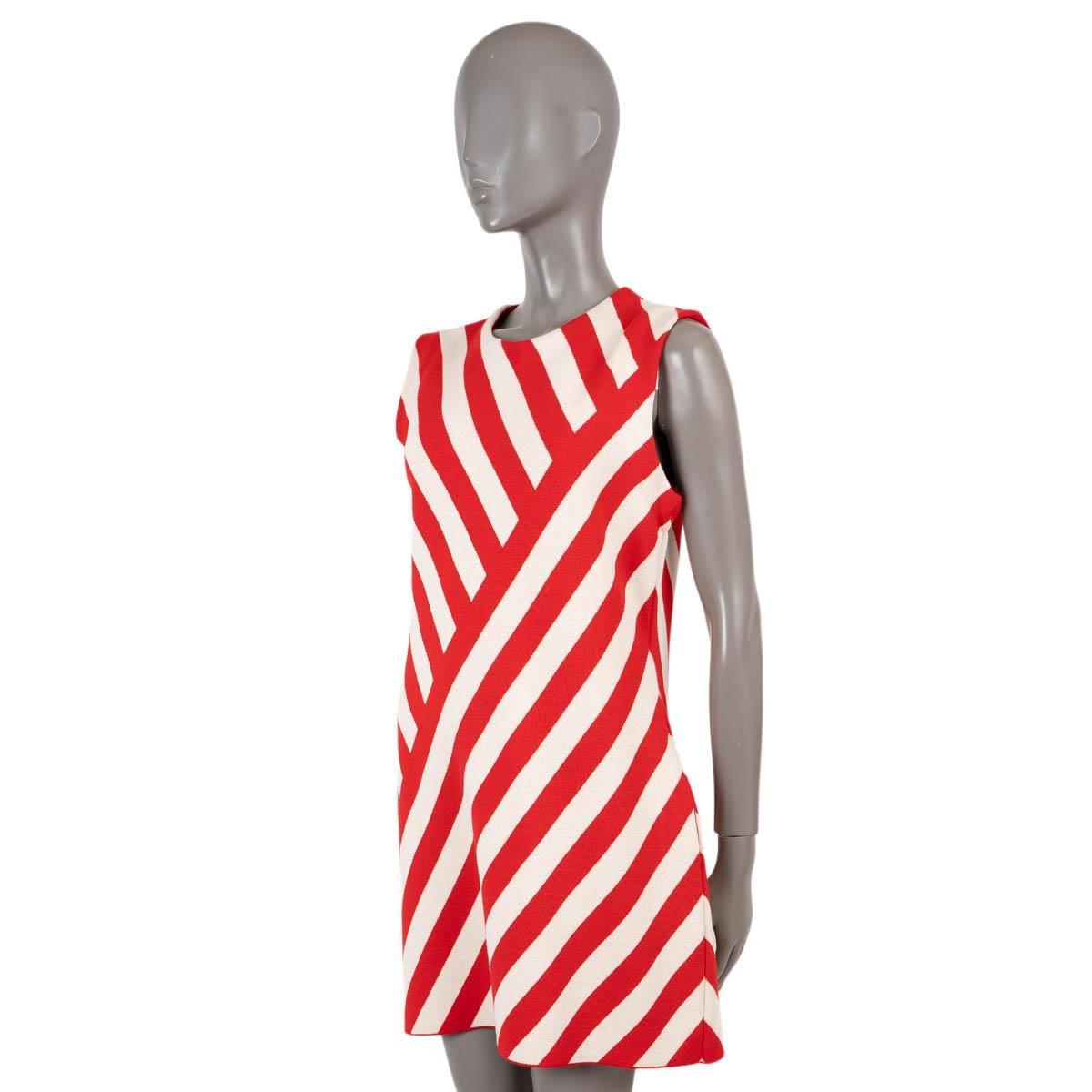 Mini robe sans manches en maille jacquard rouge et crème en laine (52%) et coton (48%) 100% authentique Gucci. Il présente des motifs à rayures, un col ras du cou et des poches fendues sur le côté. A été porté et est en excellent état. 

2023